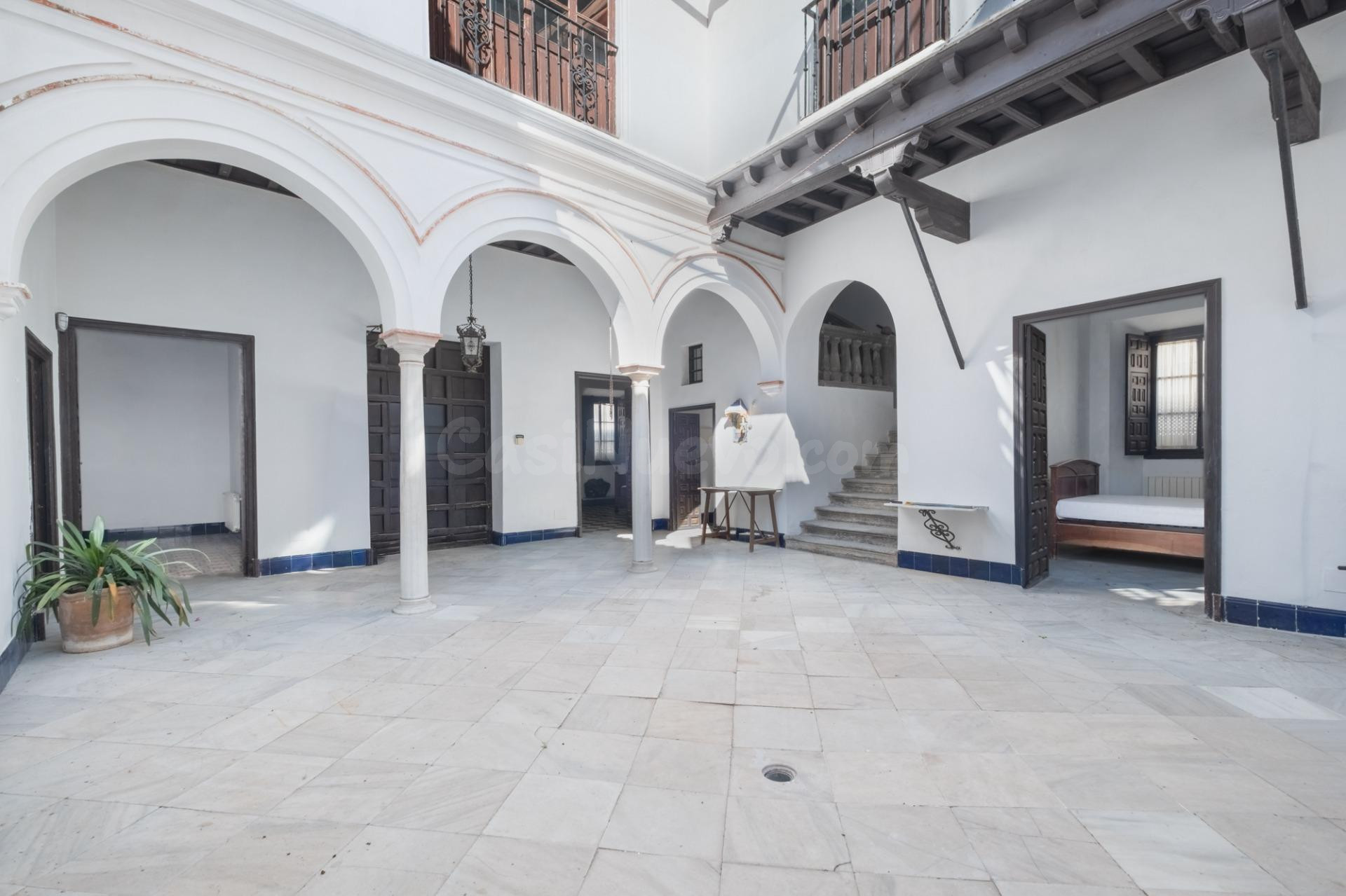 PRECIOSA CASA PALACIO DE ESQUINA A DOS PASOS DE LA CALZADA - foto 4