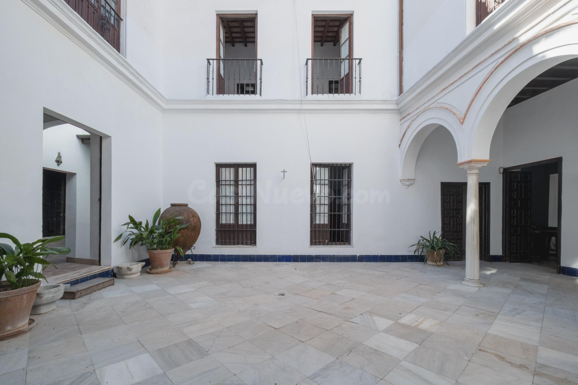 PRECIOSA CASA PALACIO DE ESQUINA A DOS PASOS DE LA CALZADA - foto 5