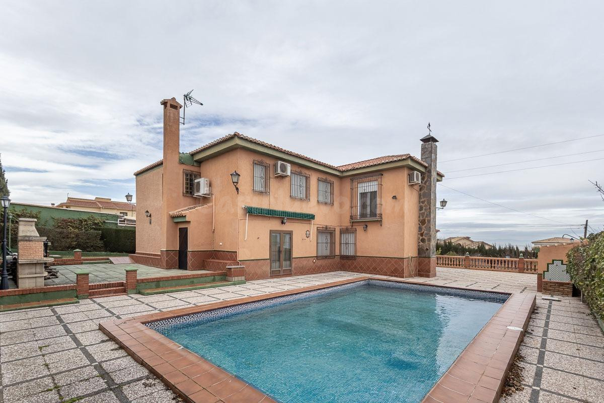 Chalet con piscina y gran parcela en la urbanización Molino Alto de Otura.