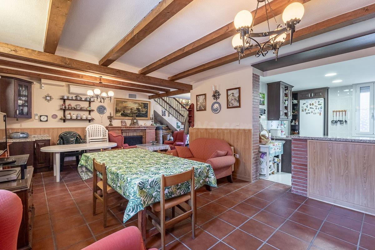 Chalet con piscina y gran parcela en la urbanización Molino  - foto 4