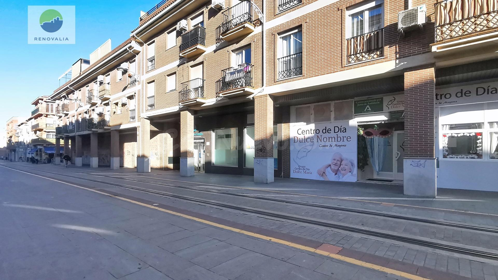 Local junto a parada de metro de Armilla