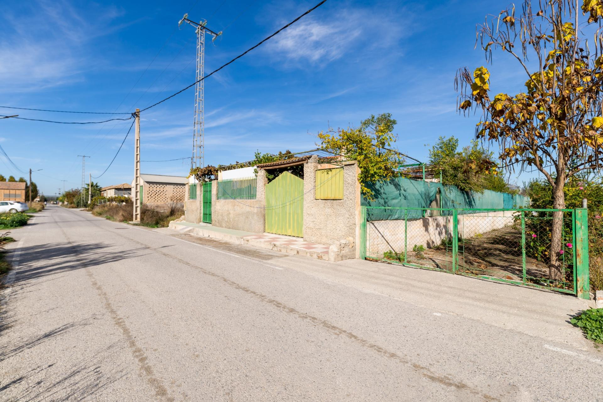 Amplia finca rústica con vivienda y terreno para proyecto a 