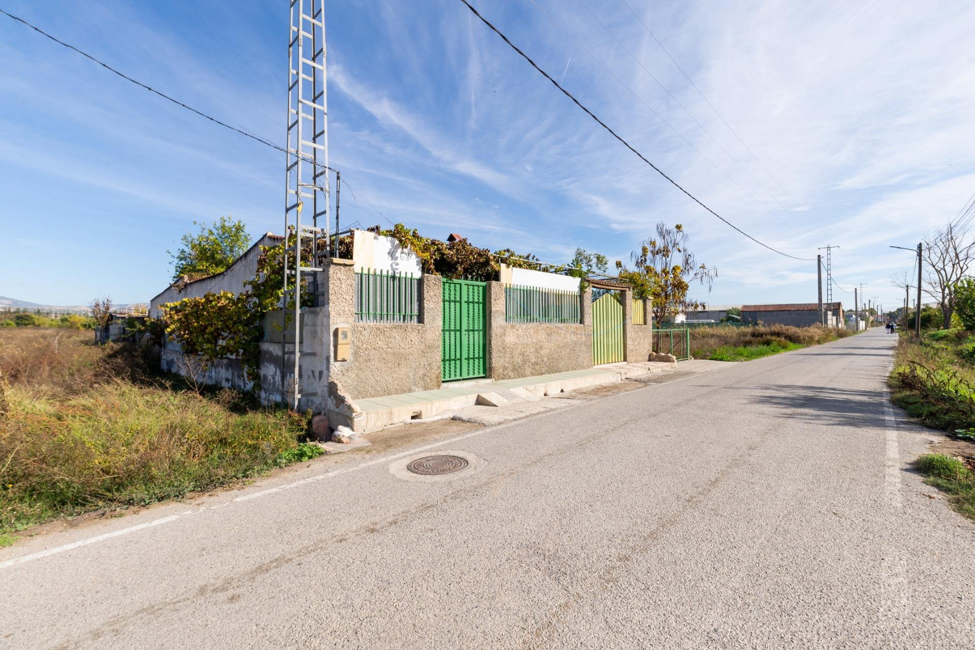 Amplia finca rústica con vivienda y terreno para proyecto a  - foto 2