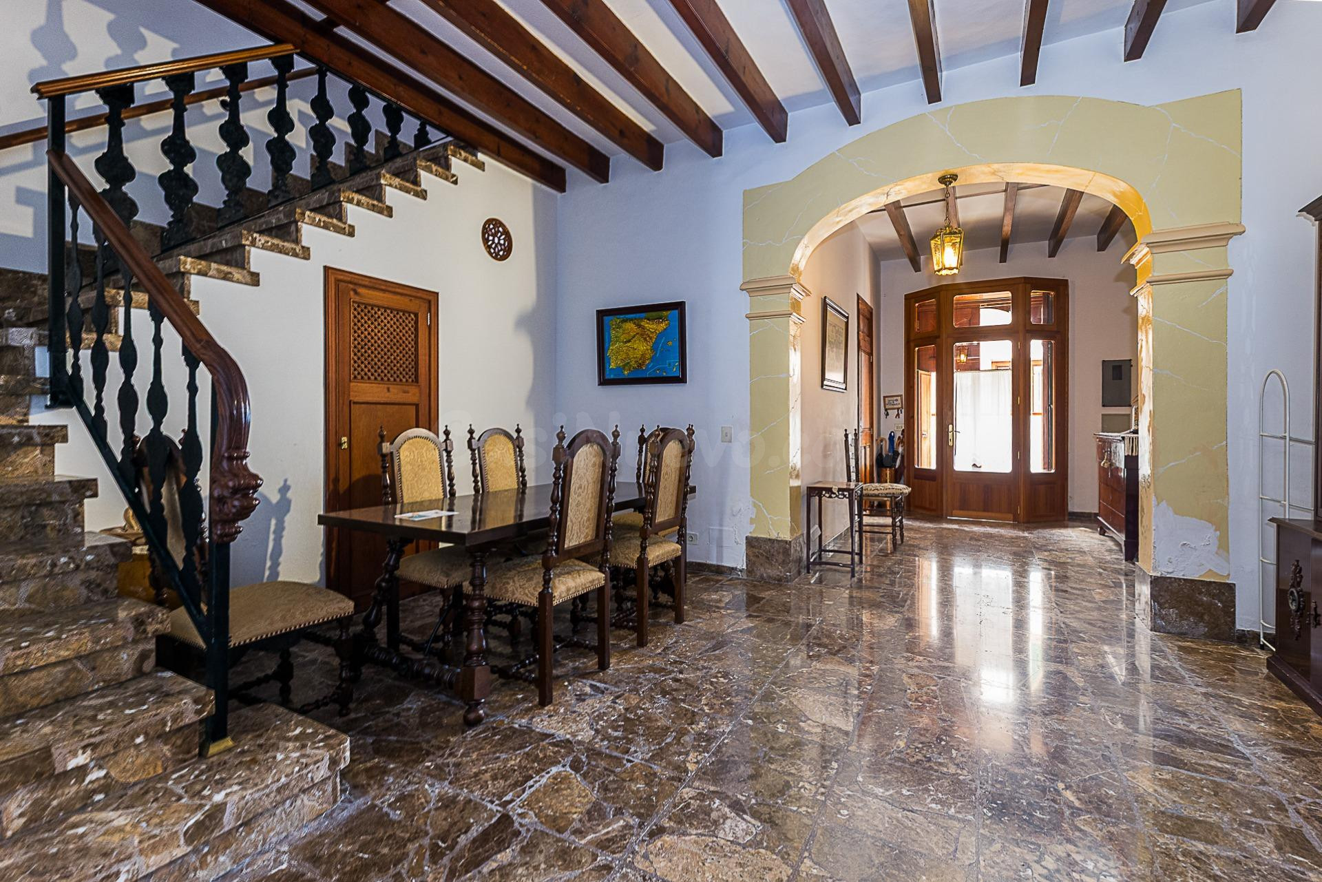 Gran casa de pueblo con patio