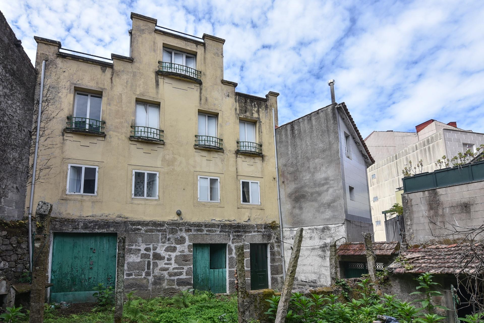 Casa con finca y hórreo en el centro de Marín