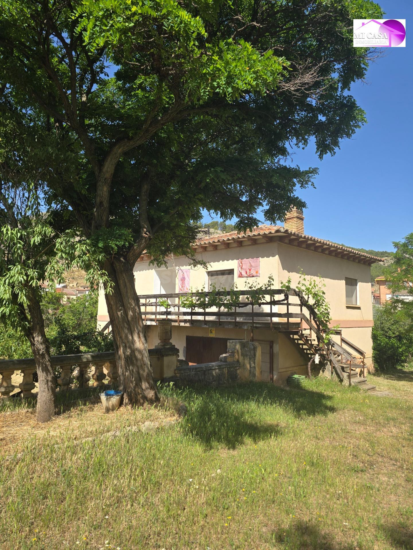 Parcela urbana de 6.000 m2 con vivienda y fachada a calle pr