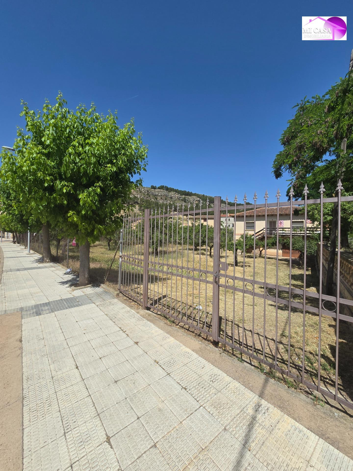 Parcela urbana de 6.000 m2 con vivienda y fachada a calle pr - foto 5