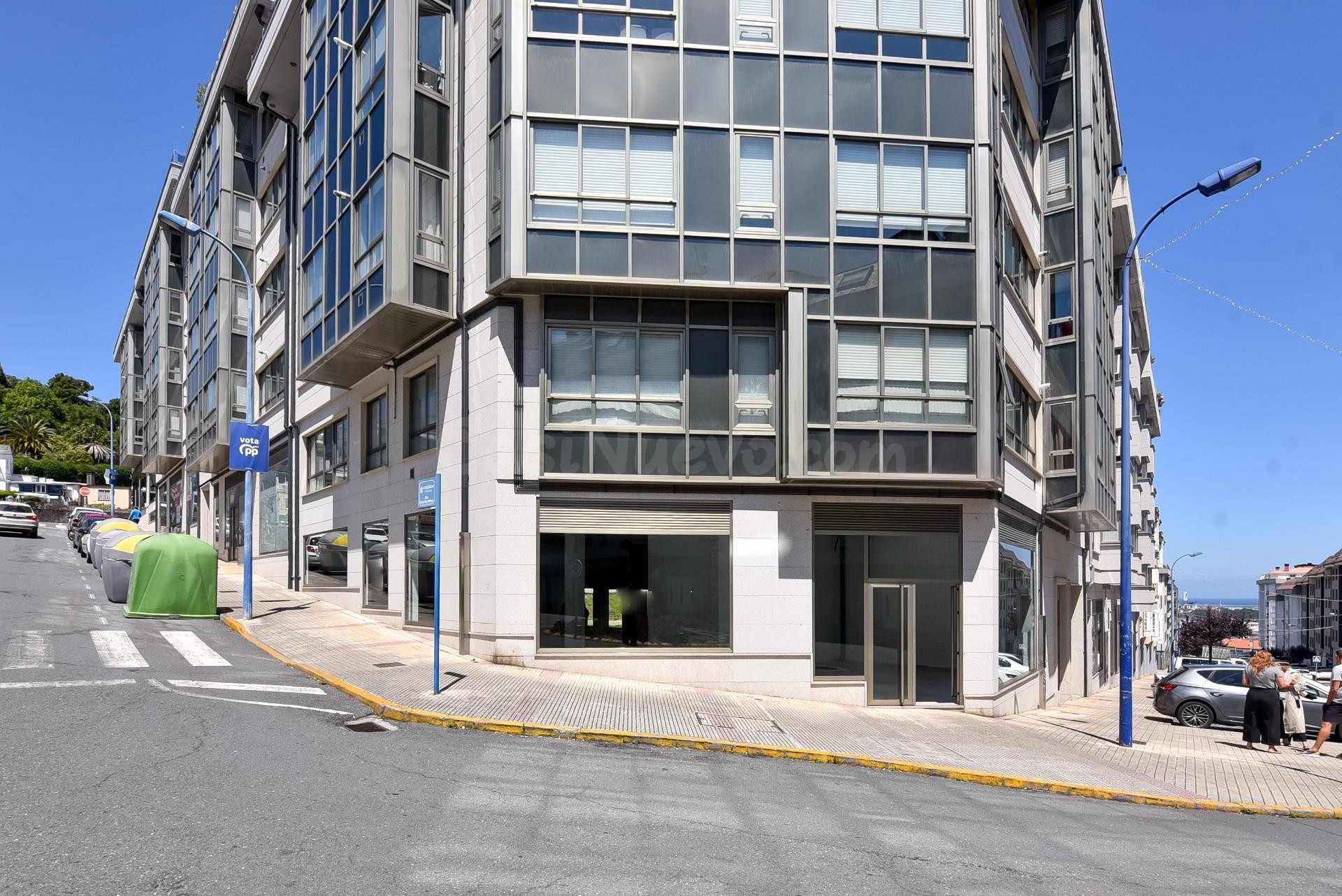 Amplio bajo comercial en A Corveira