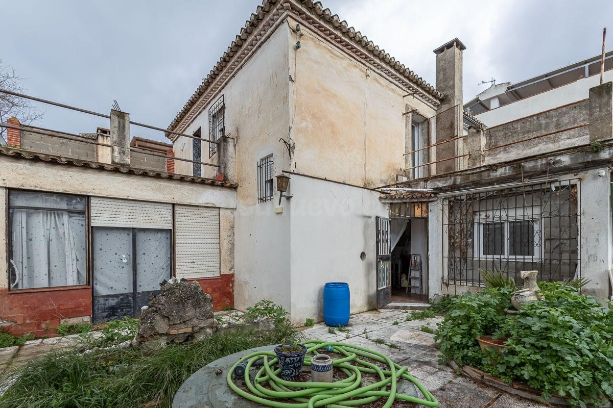 Casa con Parcela a Reformar en Granada