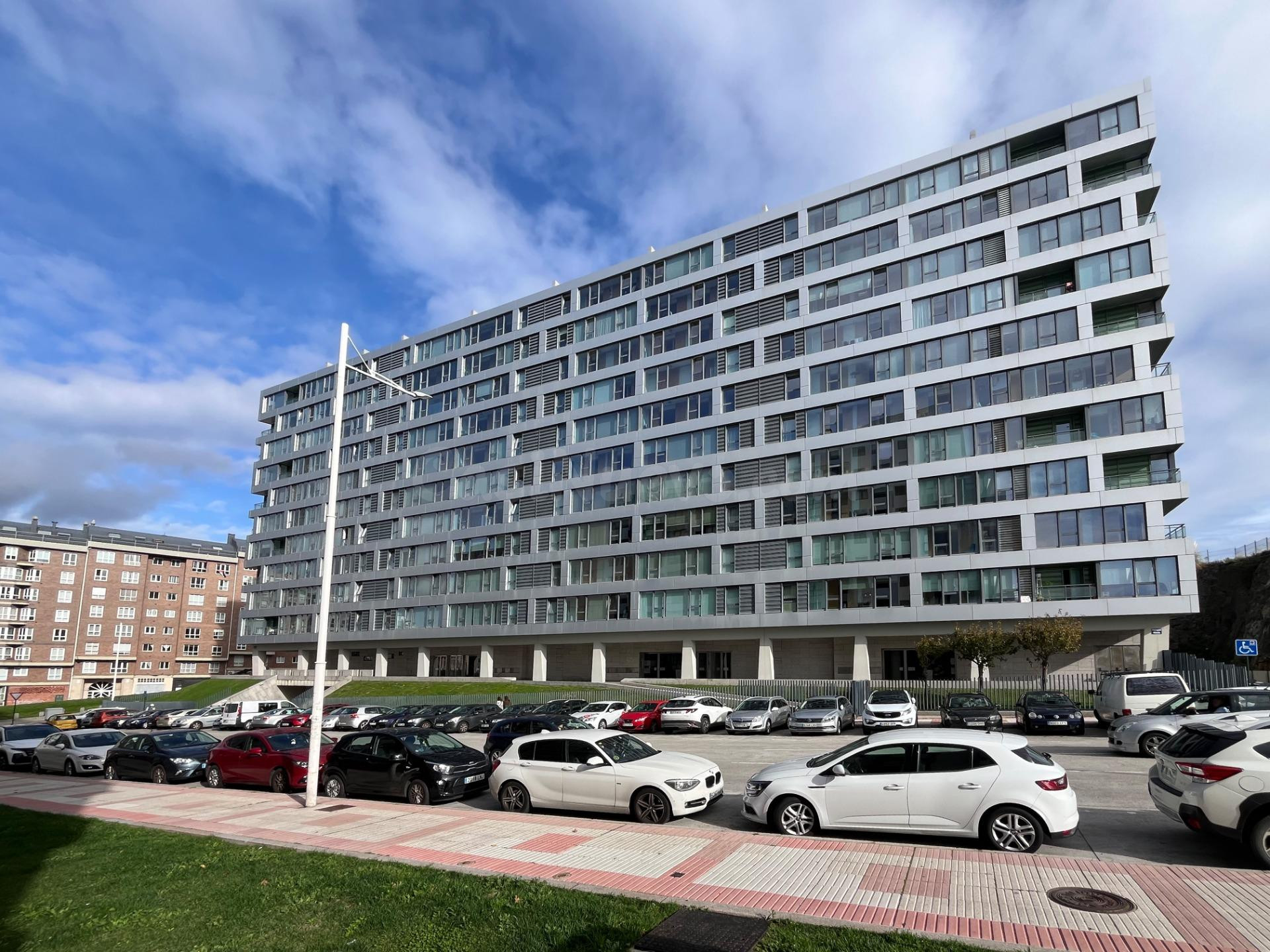 Piso seminuevo con plaza de garaje y trastero en edificio singular - foto 3