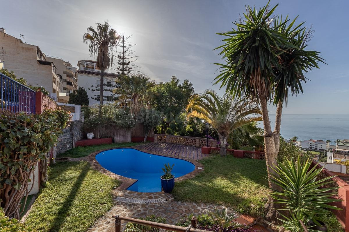 CASA SINGULAR CON JARDIN Y VISTAS A LA BAHIA DE LA HERRADURA