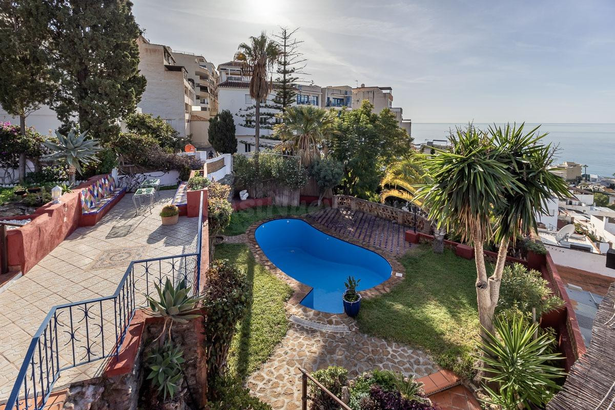 CASA SINGULAR CON JARDIN Y VISTAS A LA BAHIA DE LA HERRADURA - foto 2