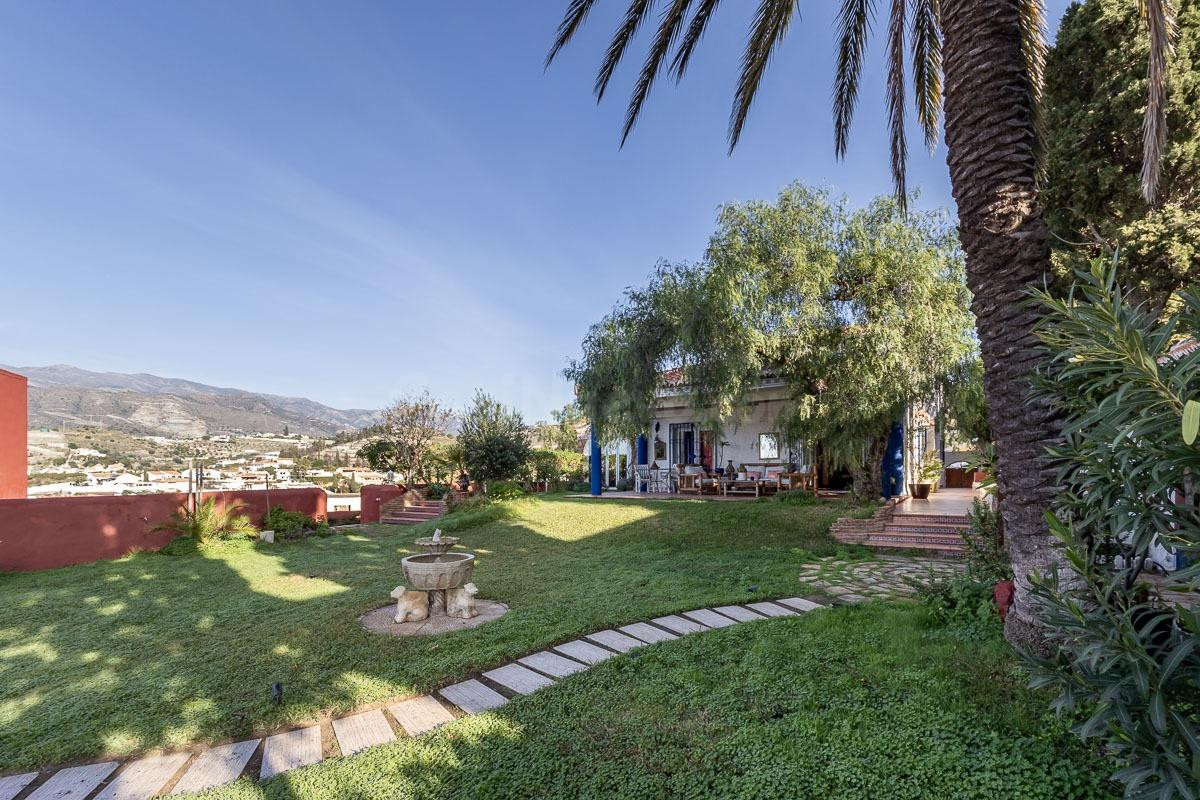 CASA SINGULAR CON JARDIN Y VISTAS A LA BAHIA DE LA HERRADURA - foto 3