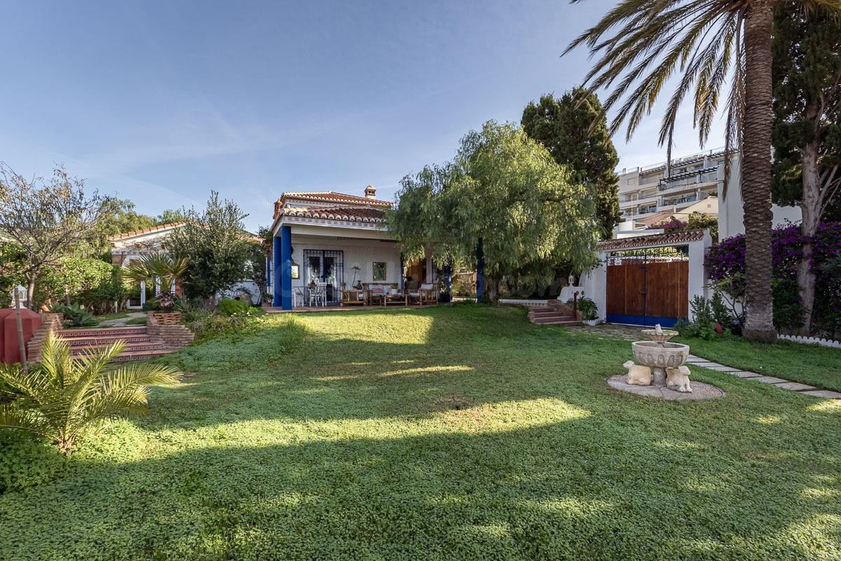 CASA SINGULAR CON JARDIN Y VISTAS A LA BAHIA DE LA HERRADURA - foto 4