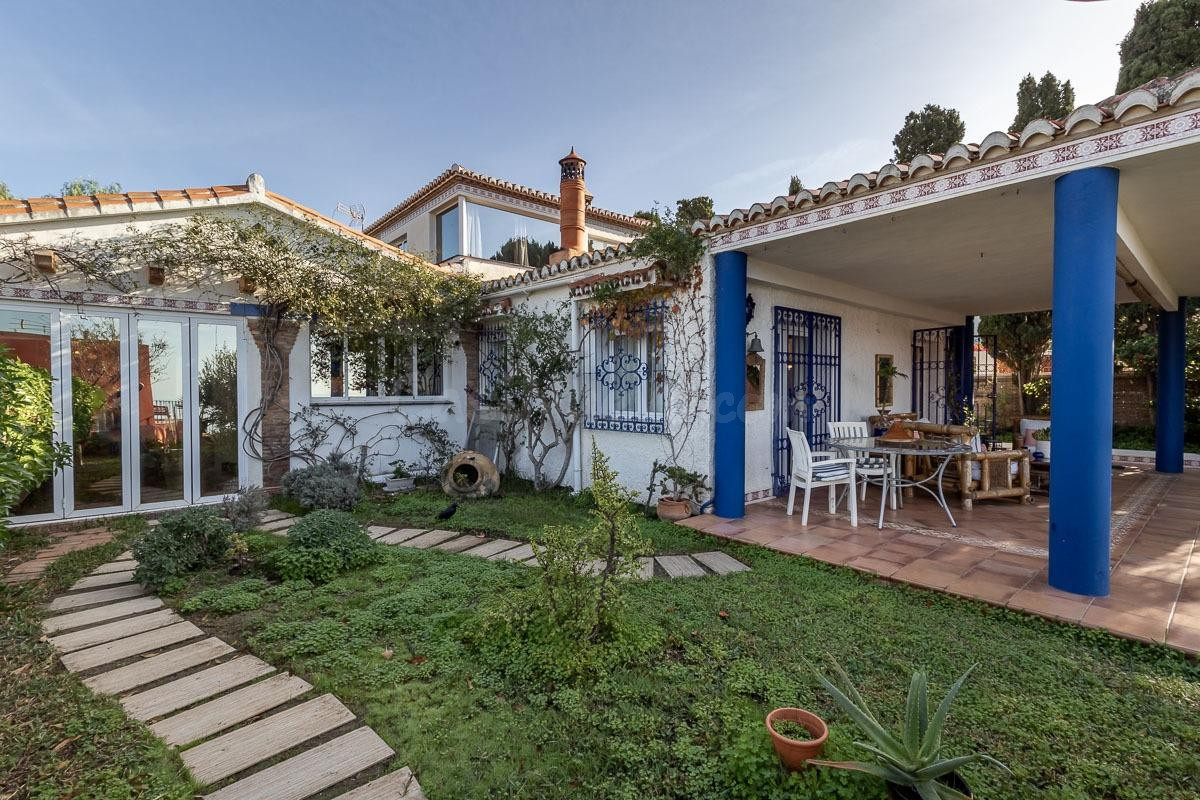 CASA SINGULAR CON JARDIN Y VISTAS A LA BAHIA DE LA HERRADURA - foto 5