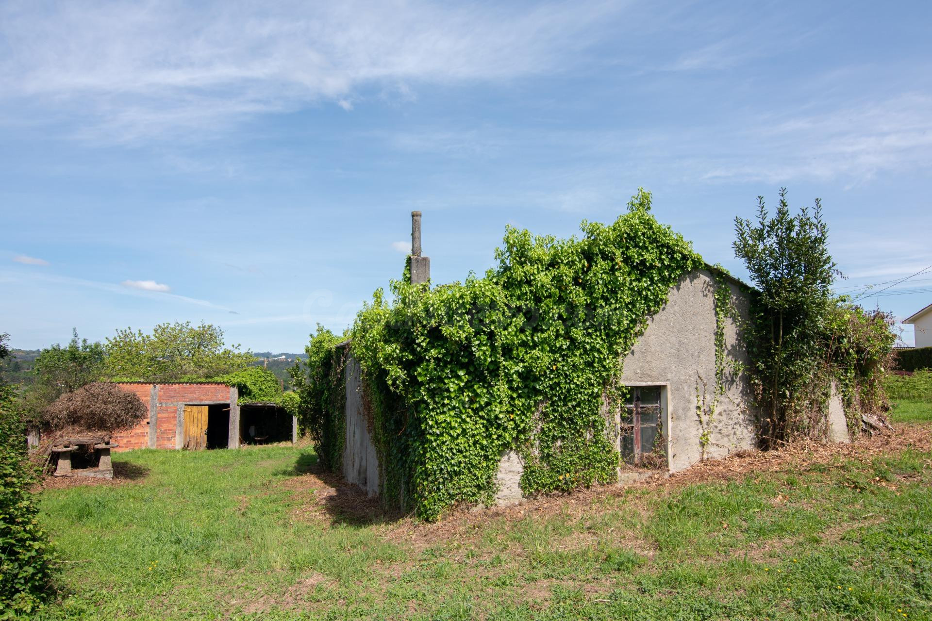 Casa de piedra para rehabilitar con finca urbana colindante