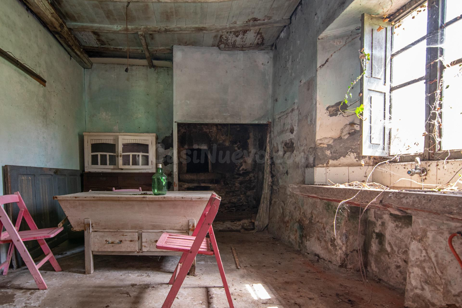 Casa de piedra para rehabilitar con finca urbana colindante - foto 2