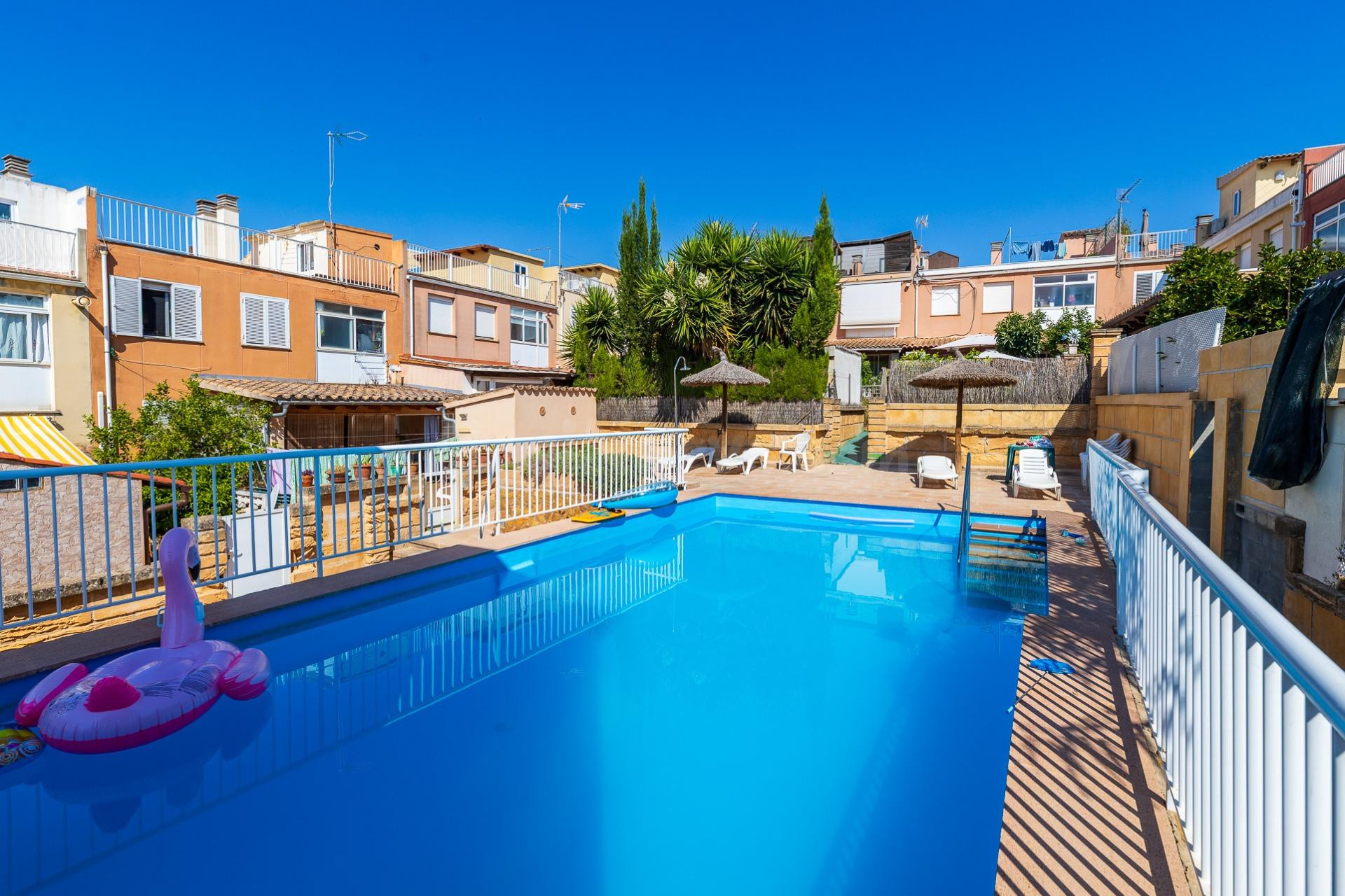 Planta baja con amplia terraza y piscina comunitaria.
