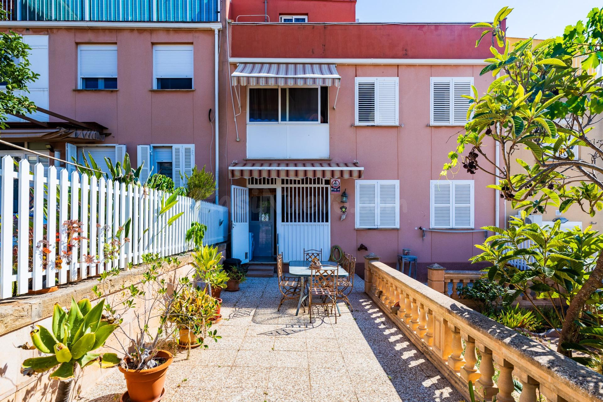 Planta baja con amplia terraza y piscina comunitaria. - foto 3