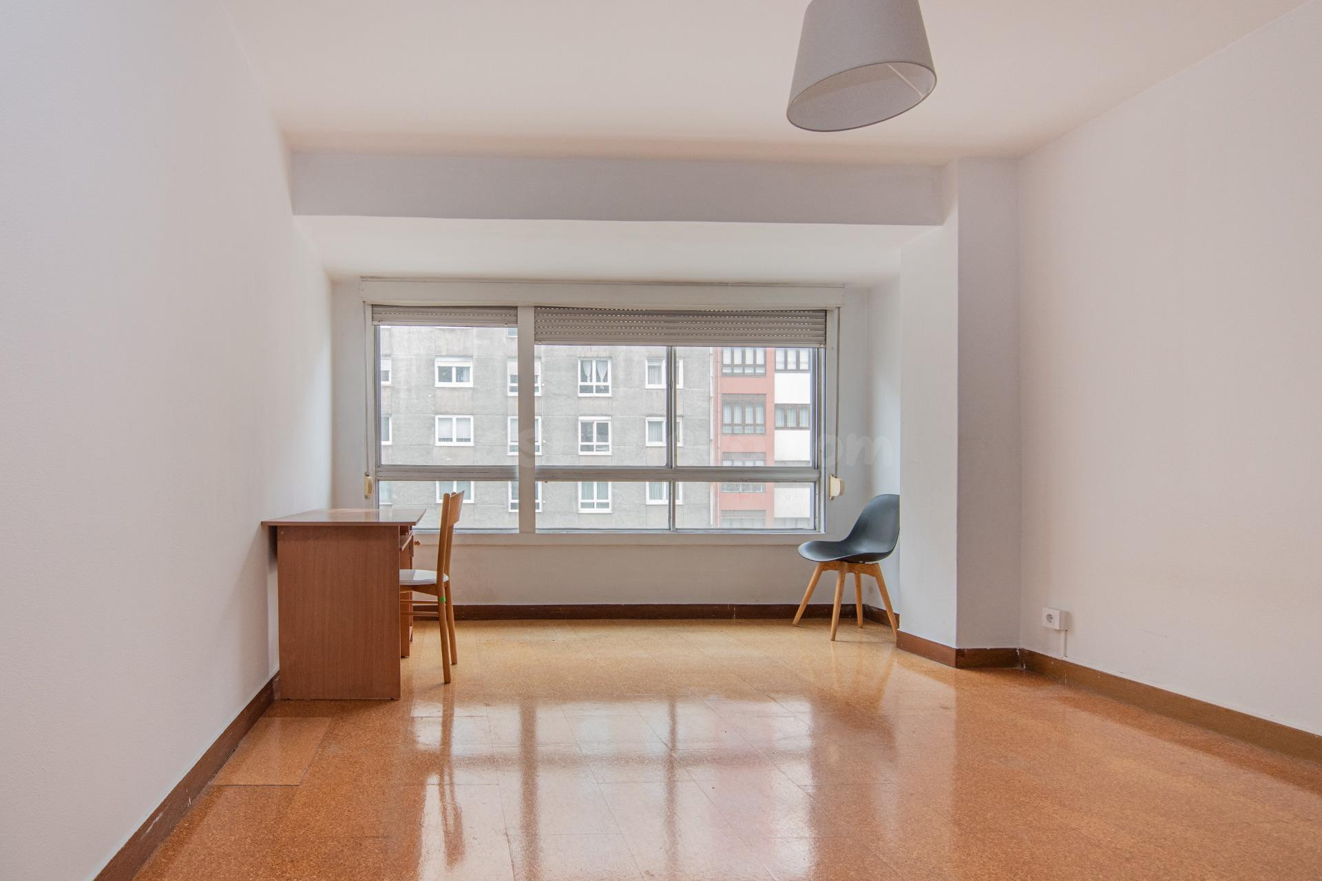 Piso con ascensor, de dos dormitorios y salón con italiana