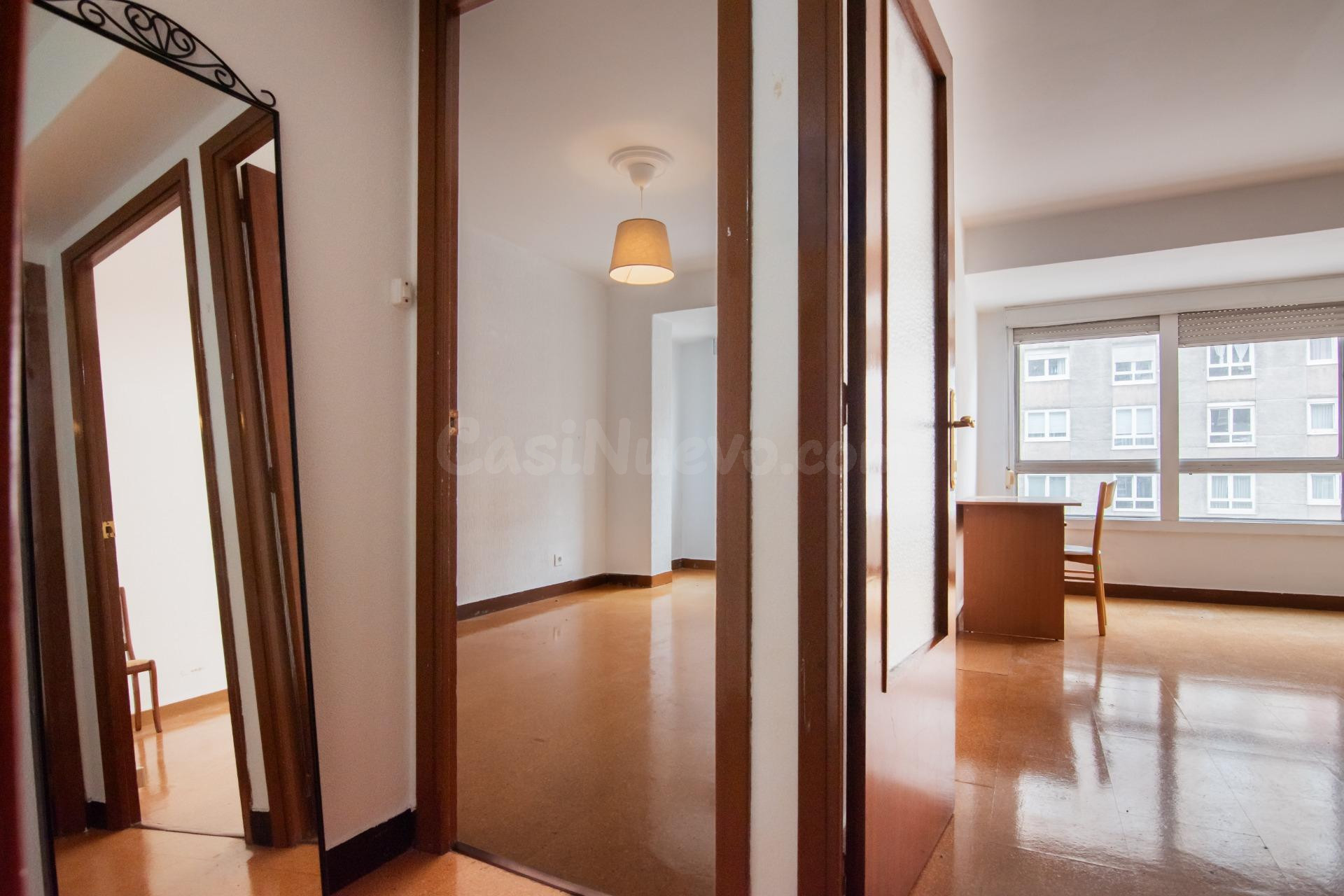 Piso con ascensor, de dos dormitorios y salón con italiana - foto 3
