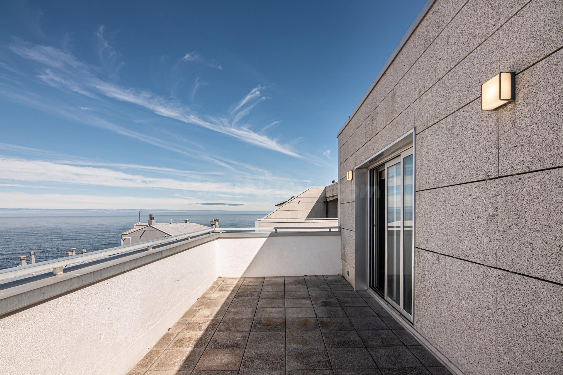 Ático con terraza, vistas al mar, garaje y trastero en Monte - foto 2