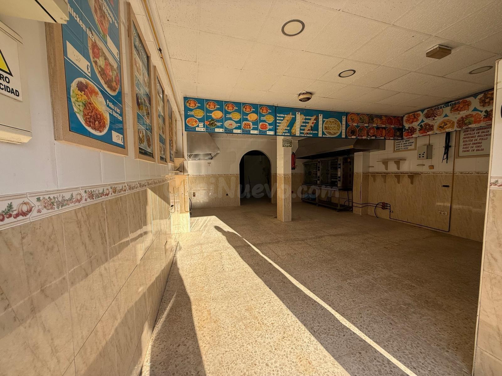 Local comercial acondicionado como bar/negocio de comida ráp