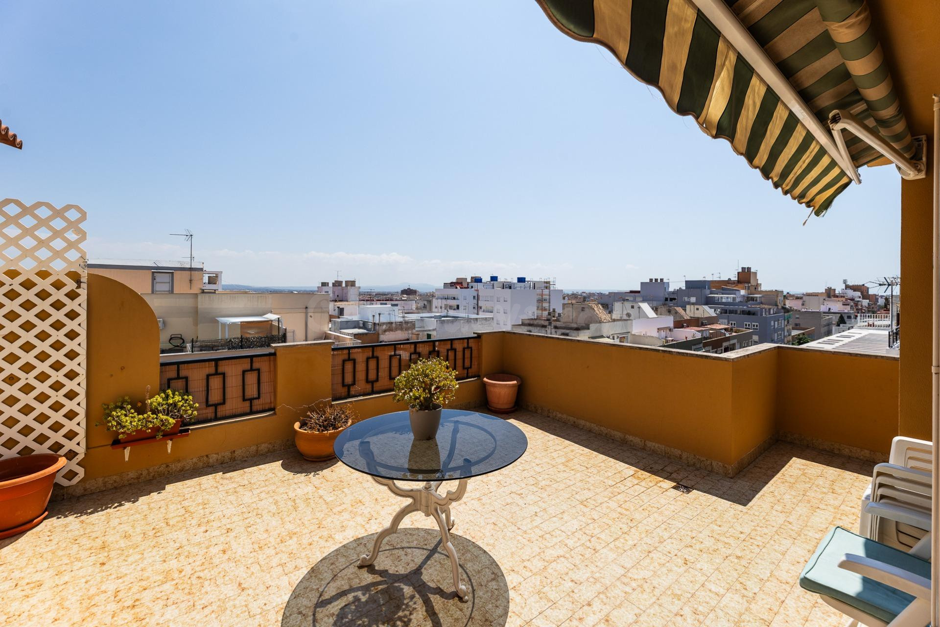 Sobreático con terraza en planta.