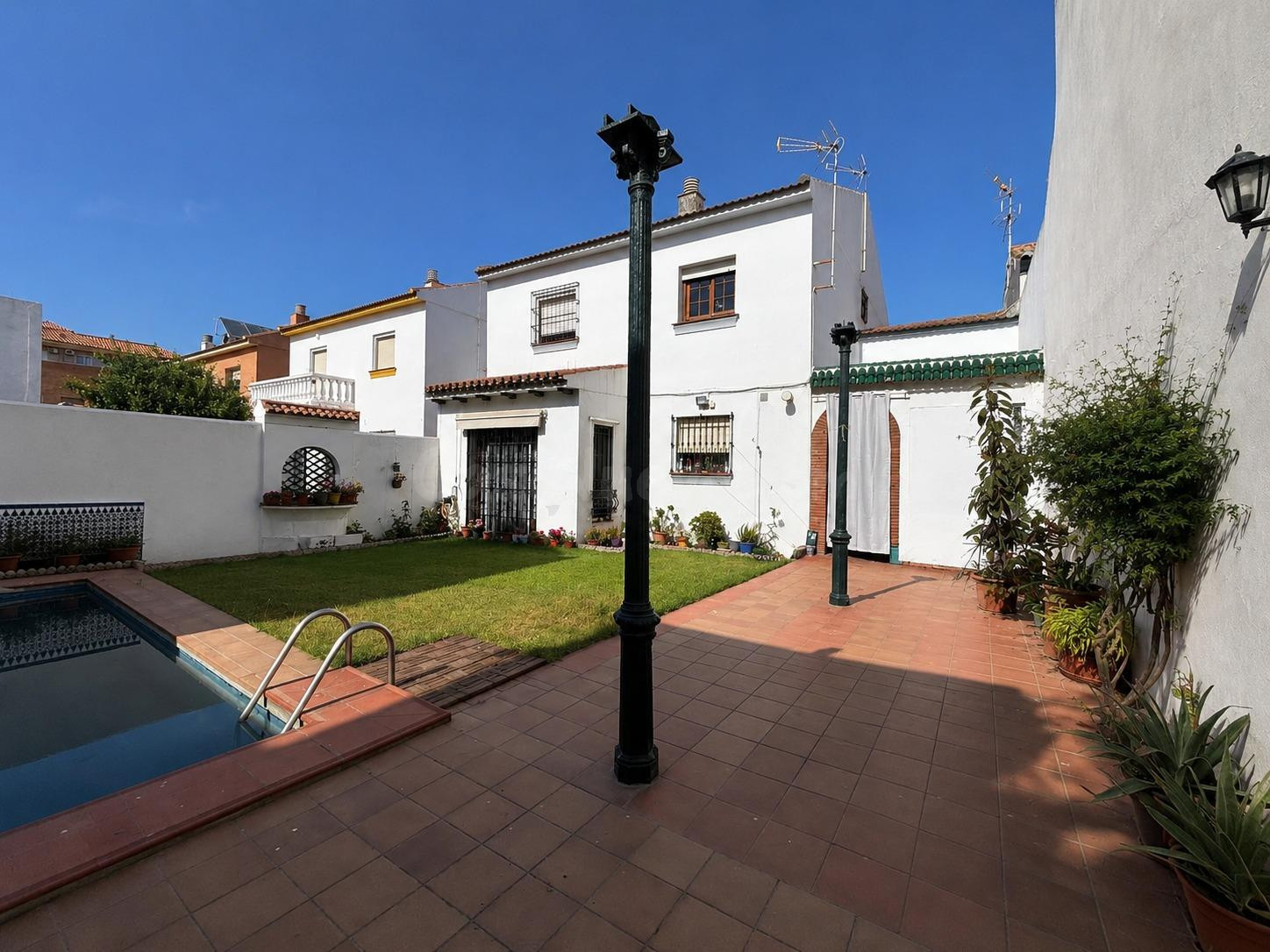 Exclusiva vivienda con piscina privada, gran garaje y 4 dormitorios a 3 minutos de la playa - foto 2