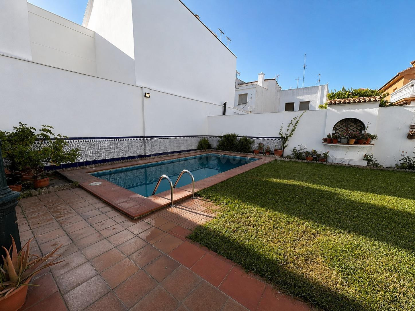Exclusiva vivienda con piscina privada, gran garaje y 4 dormitorios a 3 minutos de la playa - foto 3