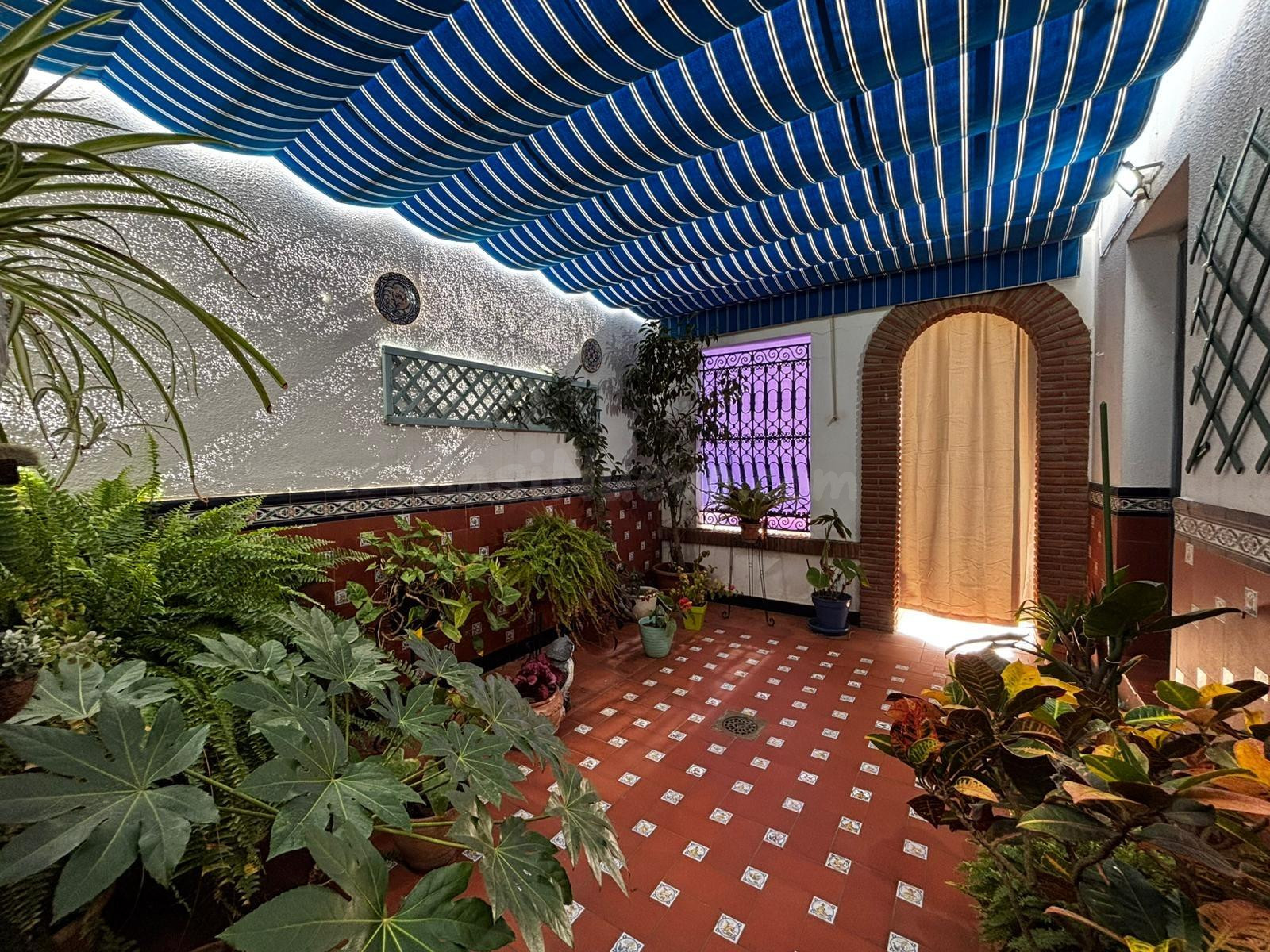 Exclusiva vivienda con piscina privada, gran garaje y 4 dormitorios a 3 minutos de la playa - foto 4