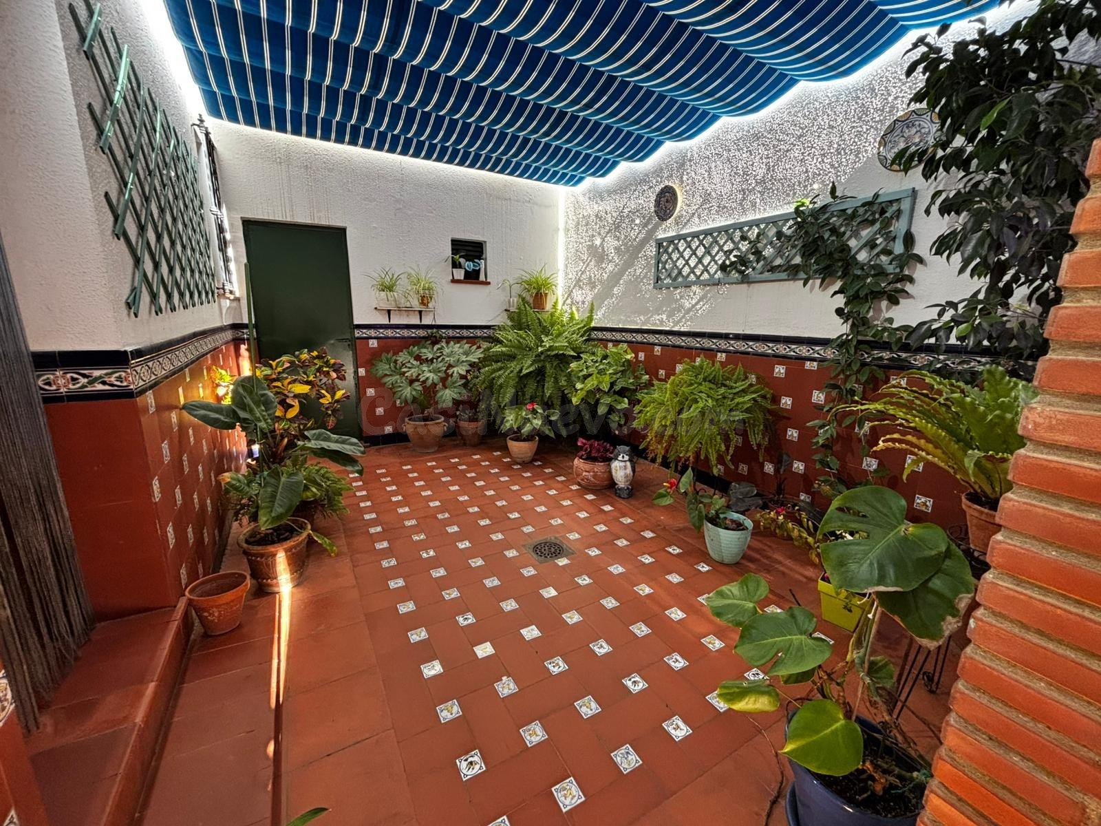 Exclusiva vivienda con piscina privada, gran garaje y 4 dormitorios a 3 minutos de la playa - foto 5