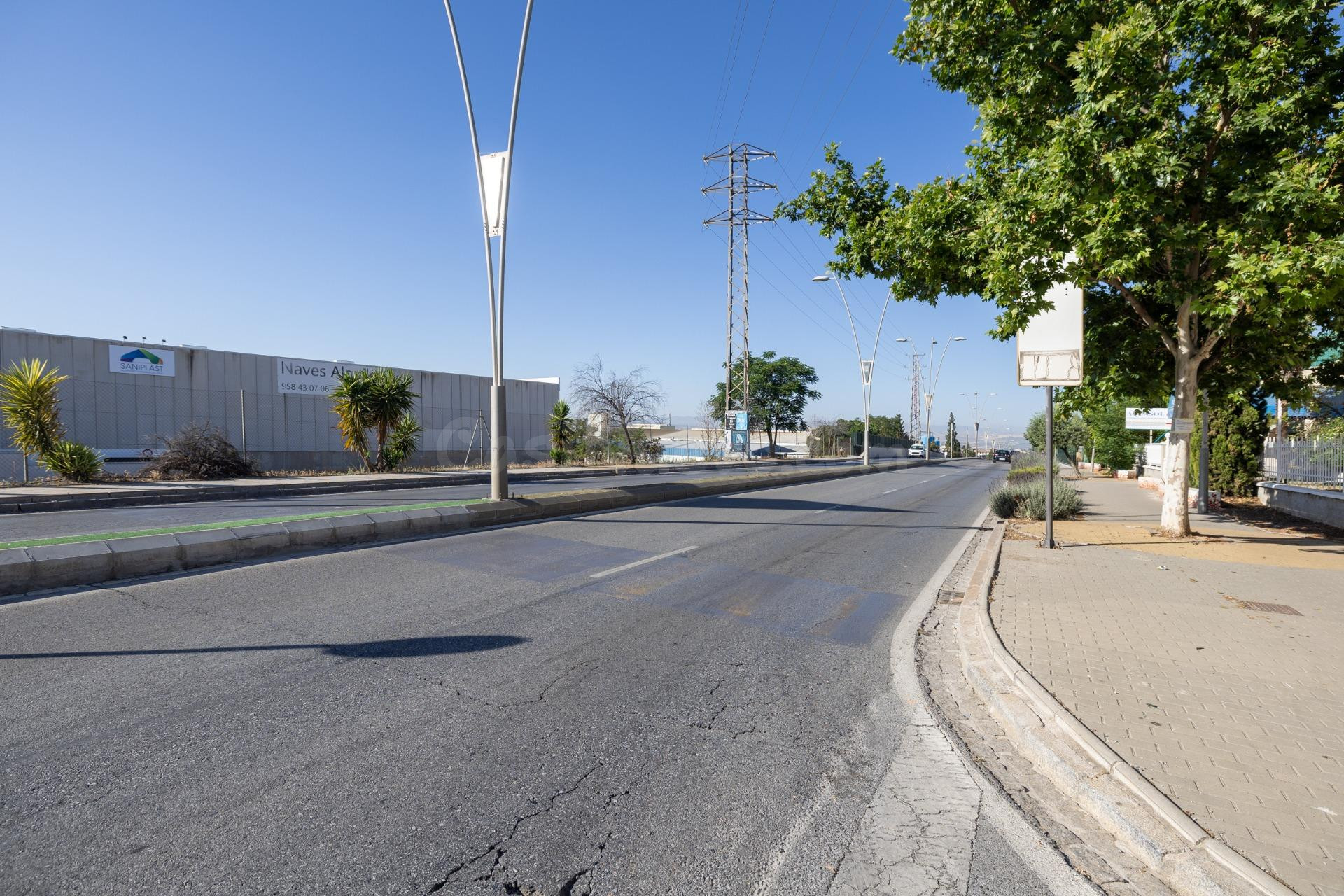 ¡Oportunidad Única! Amplia Nave Industrial en Albolote - foto 2