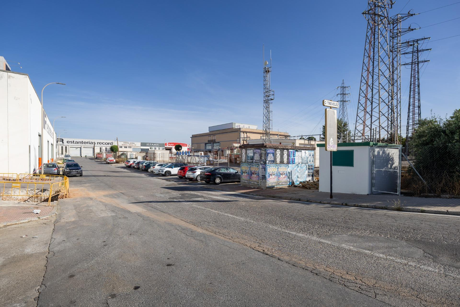 ¡Oportunidad Única! Amplia Nave Industrial en Albolote - foto 4