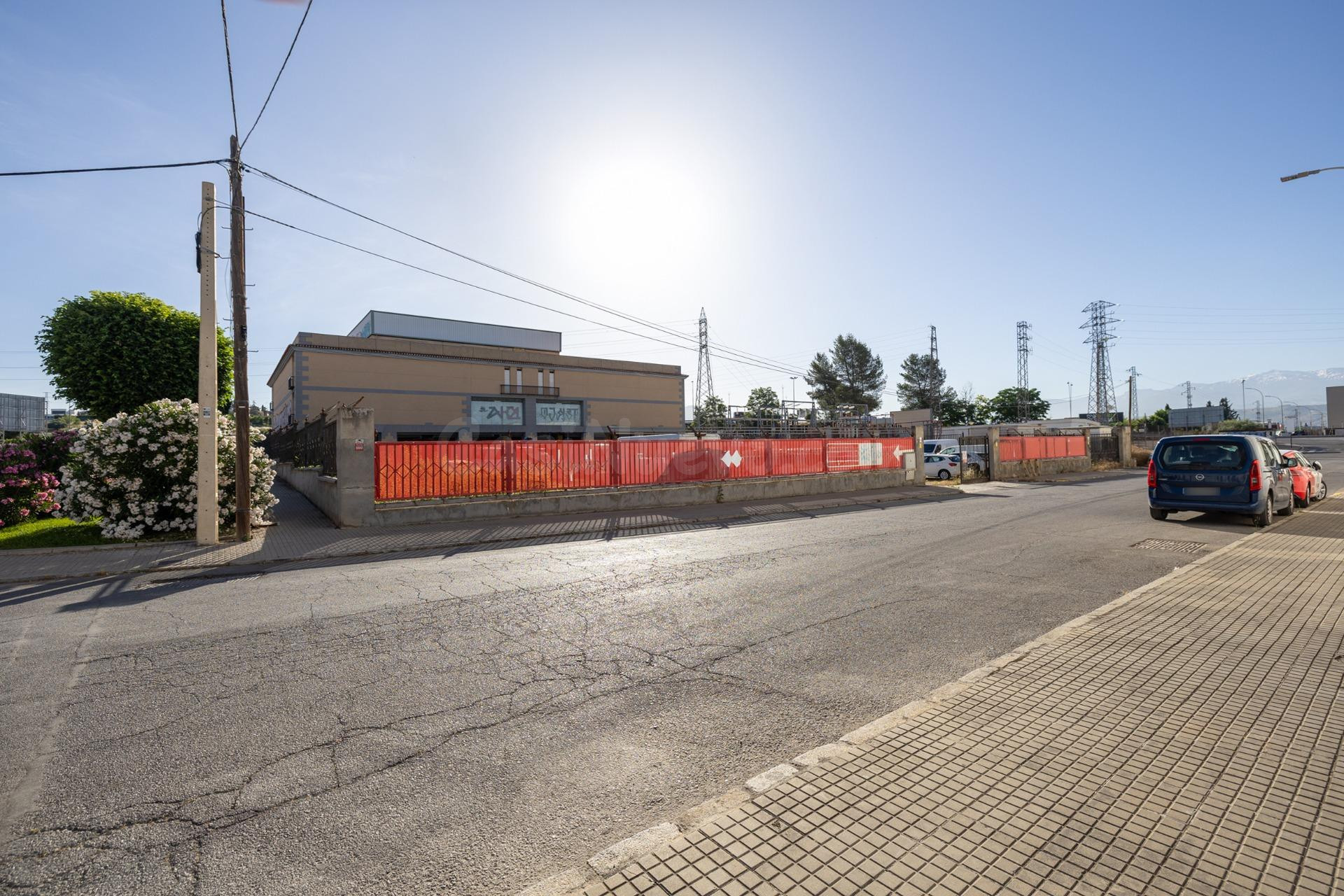 ¡Oportunidad Única! Amplia Nave Industrial en Albolote - foto 5