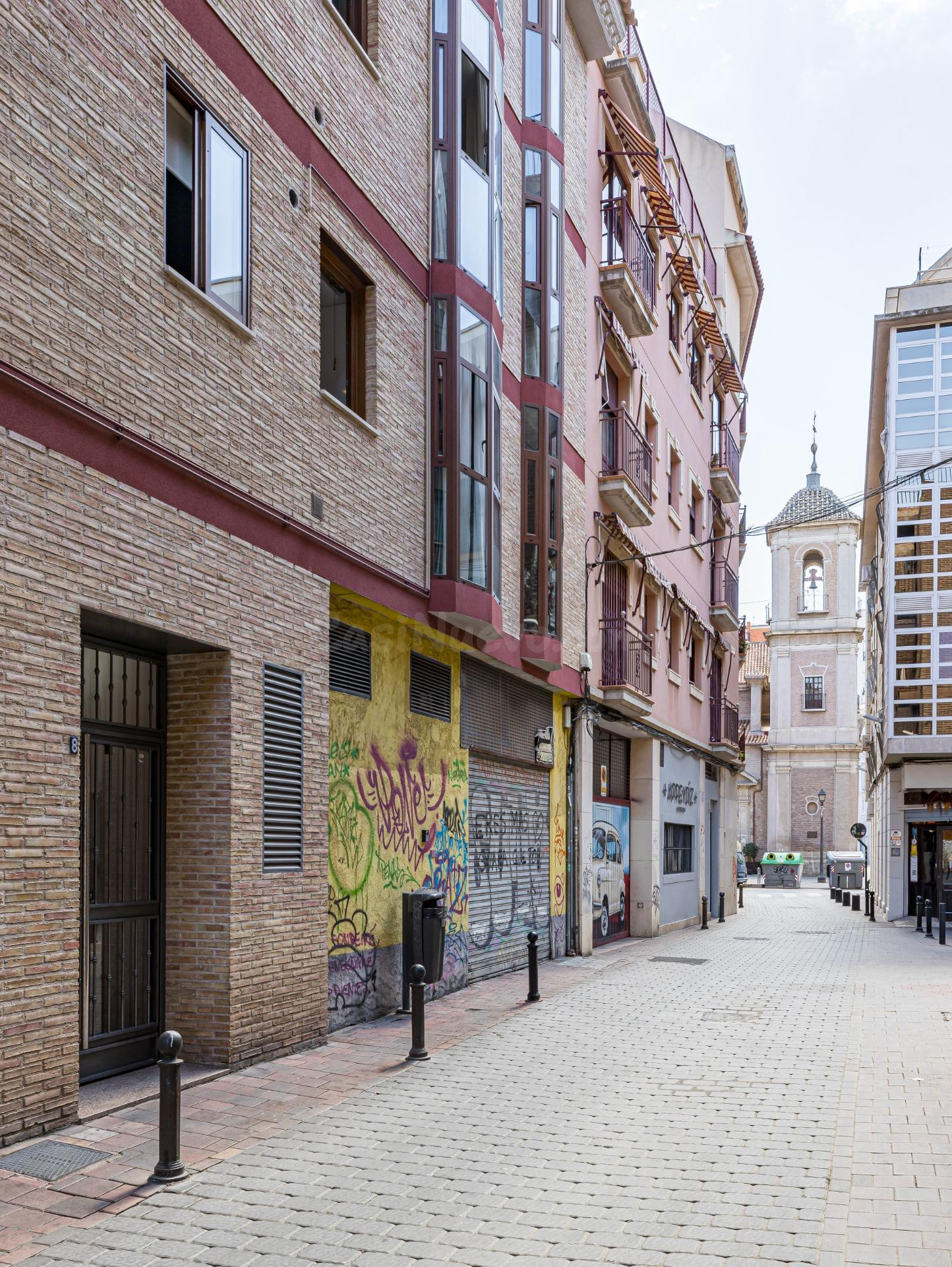 DOBLE PLAZA DE GARAJE EN VENTA CON UN AMPLIO ALMACÉN , ZONA 
