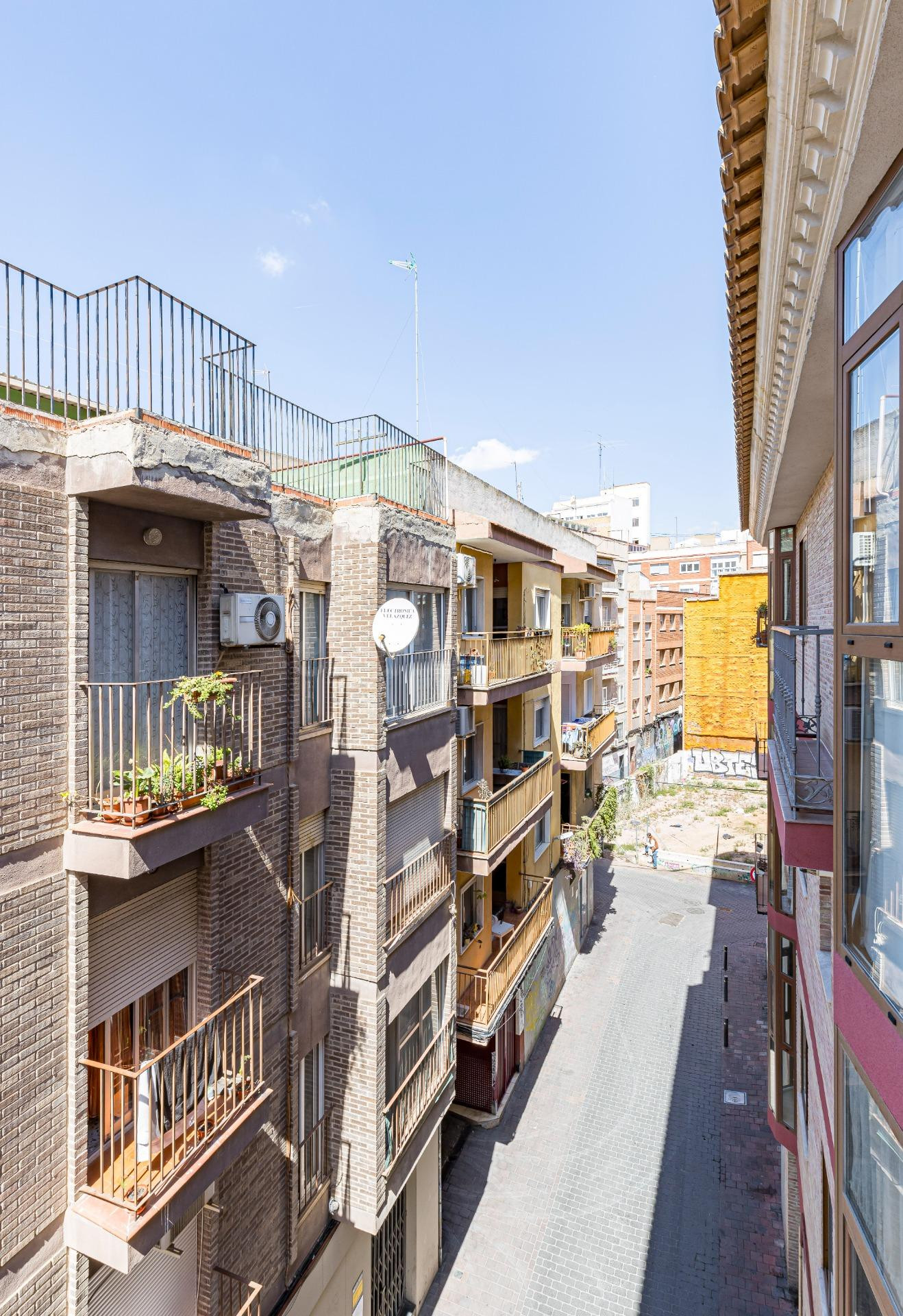 DOBLE PLAZA DE GARAJE EN VENTA CON UN AMPLIO ALMACÉN , ZONA  - foto 2