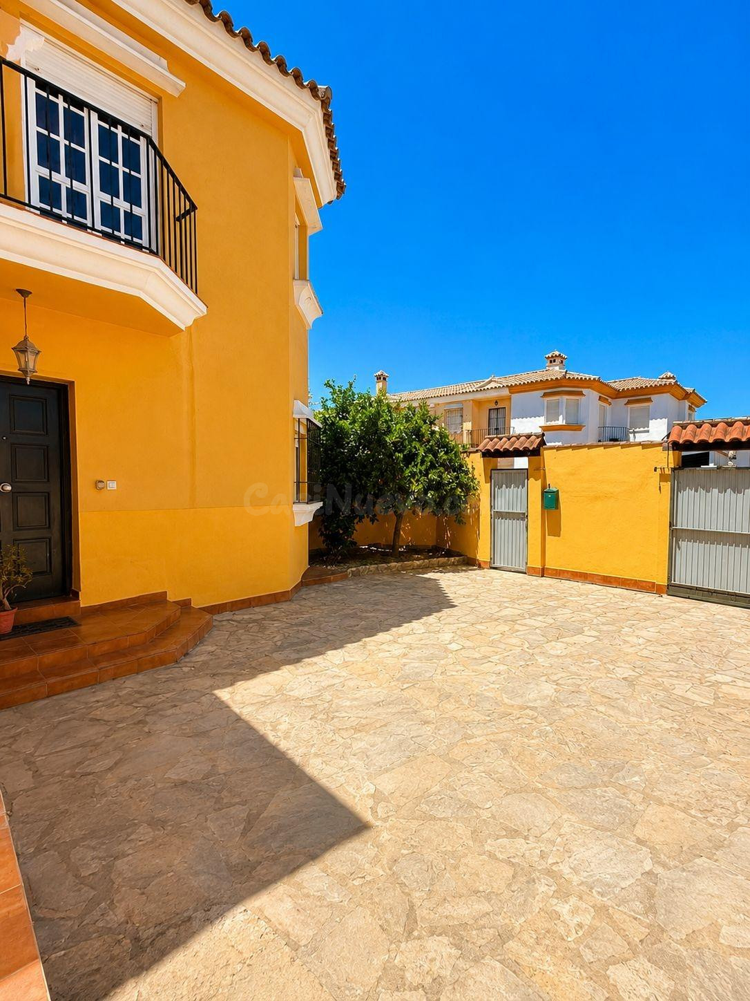 ADOSADO CON GRAN PATIO EN RINCONCILLO - foto 4