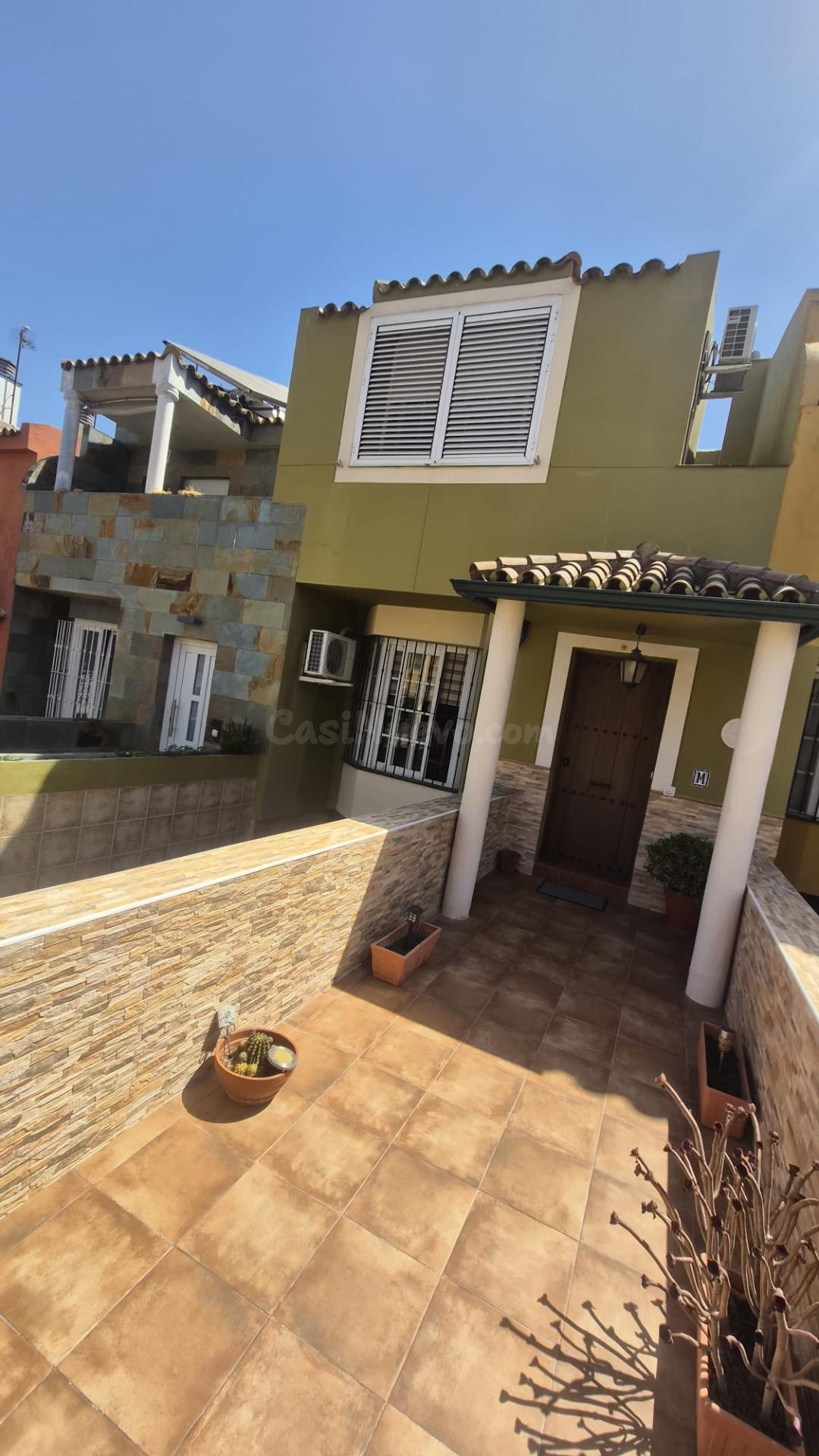 Vivienda unifamiliar con terrazas, patios y garaje en Algeciras - foto 2
