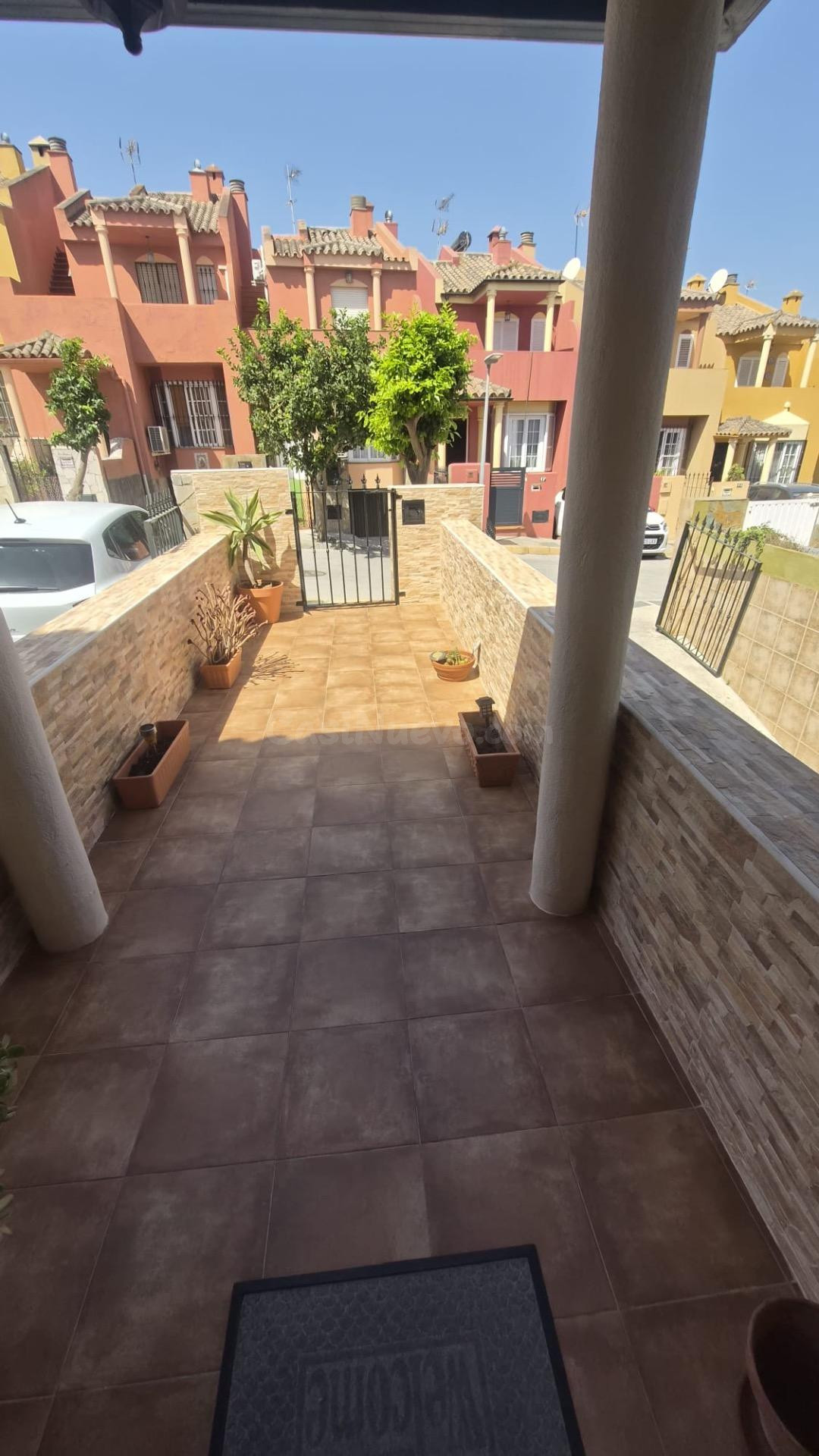 Vivienda unifamiliar con terrazas, patios y garaje en Algeciras - foto 3