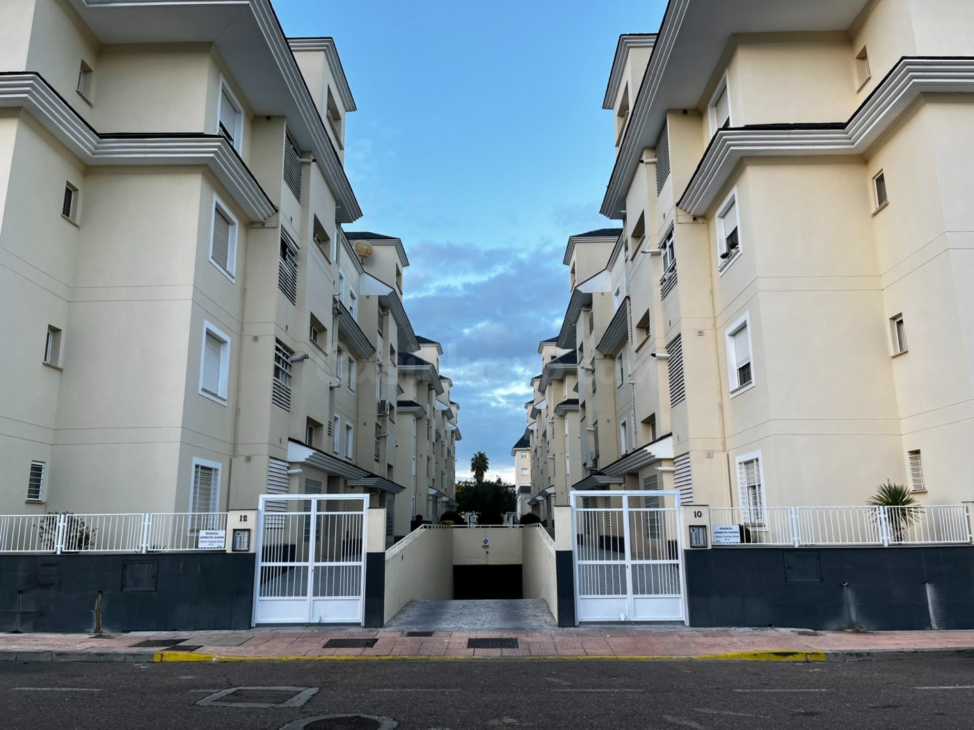 PLAZA DE GARAJE Y TRASTERO A LA VENTA EN JARDINES DEL GUADIANA
