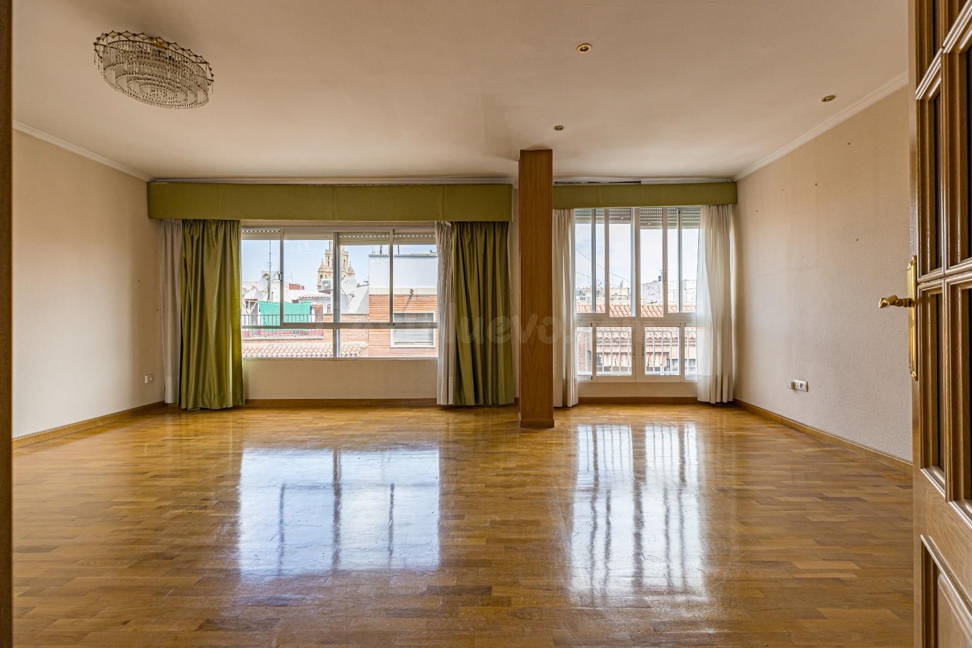 Estupenda vivienda muy luminosa en plaza Cruz Roja - foto 3