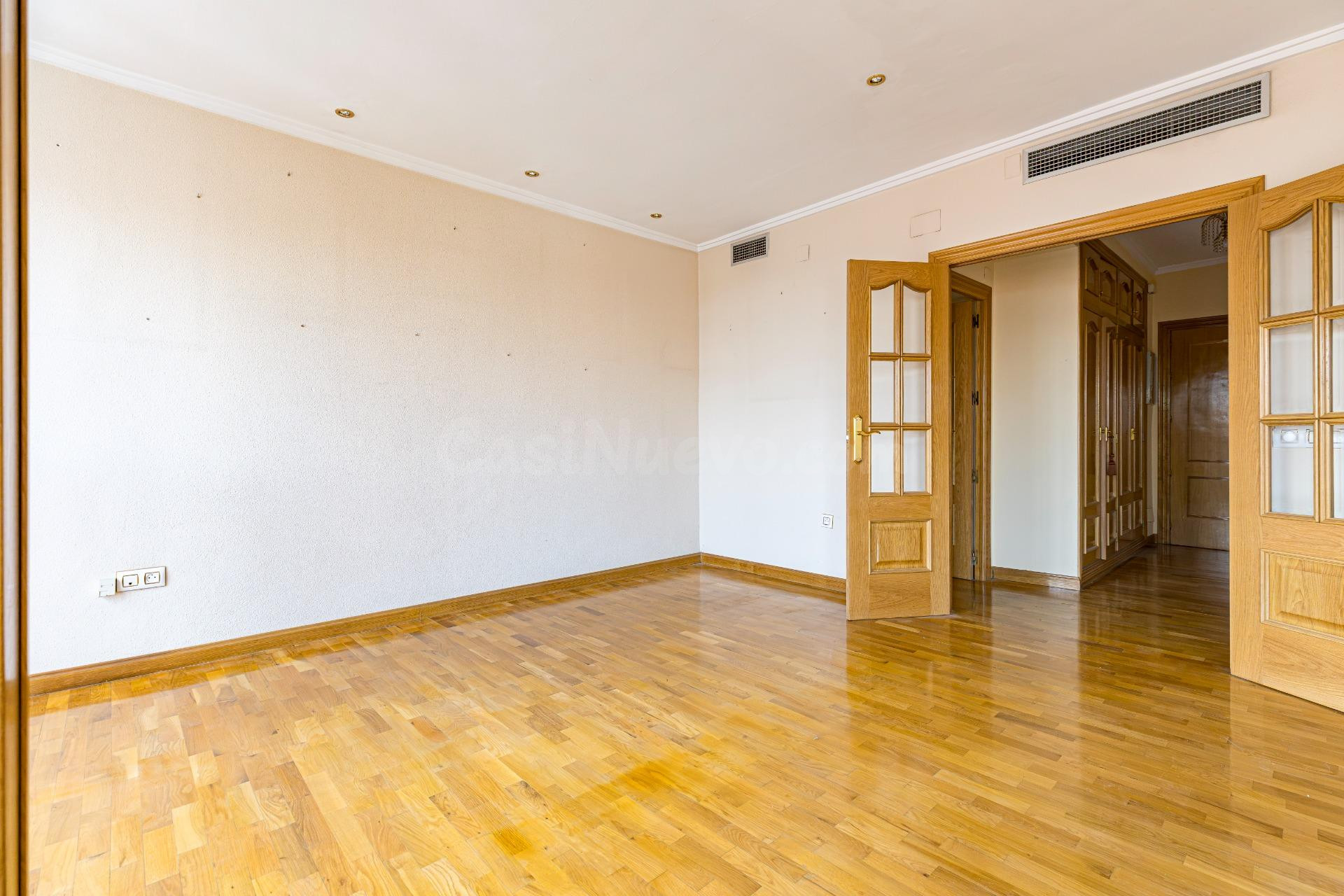 Estupenda vivienda muy luminosa en plaza Cruz Roja - foto 4