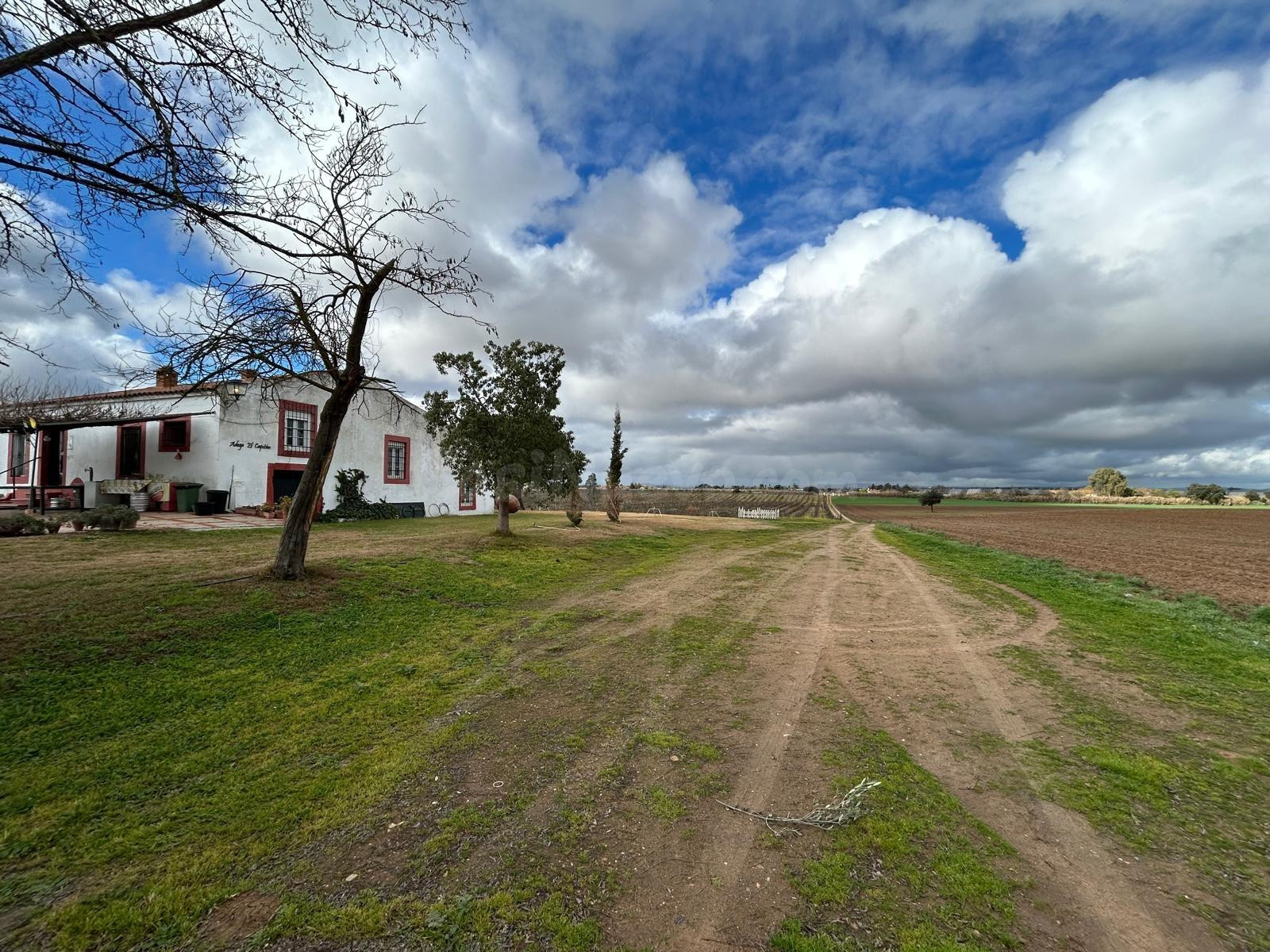 FINCA DE 22 HECTAREAS CON CASERIO Y PISCINA!!!
