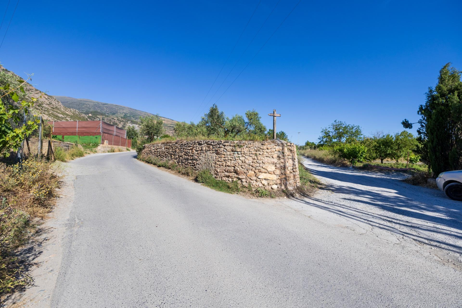 Oportunidad Única: Finca Rústica Productiva junto al Polideportivo de Dúrcal