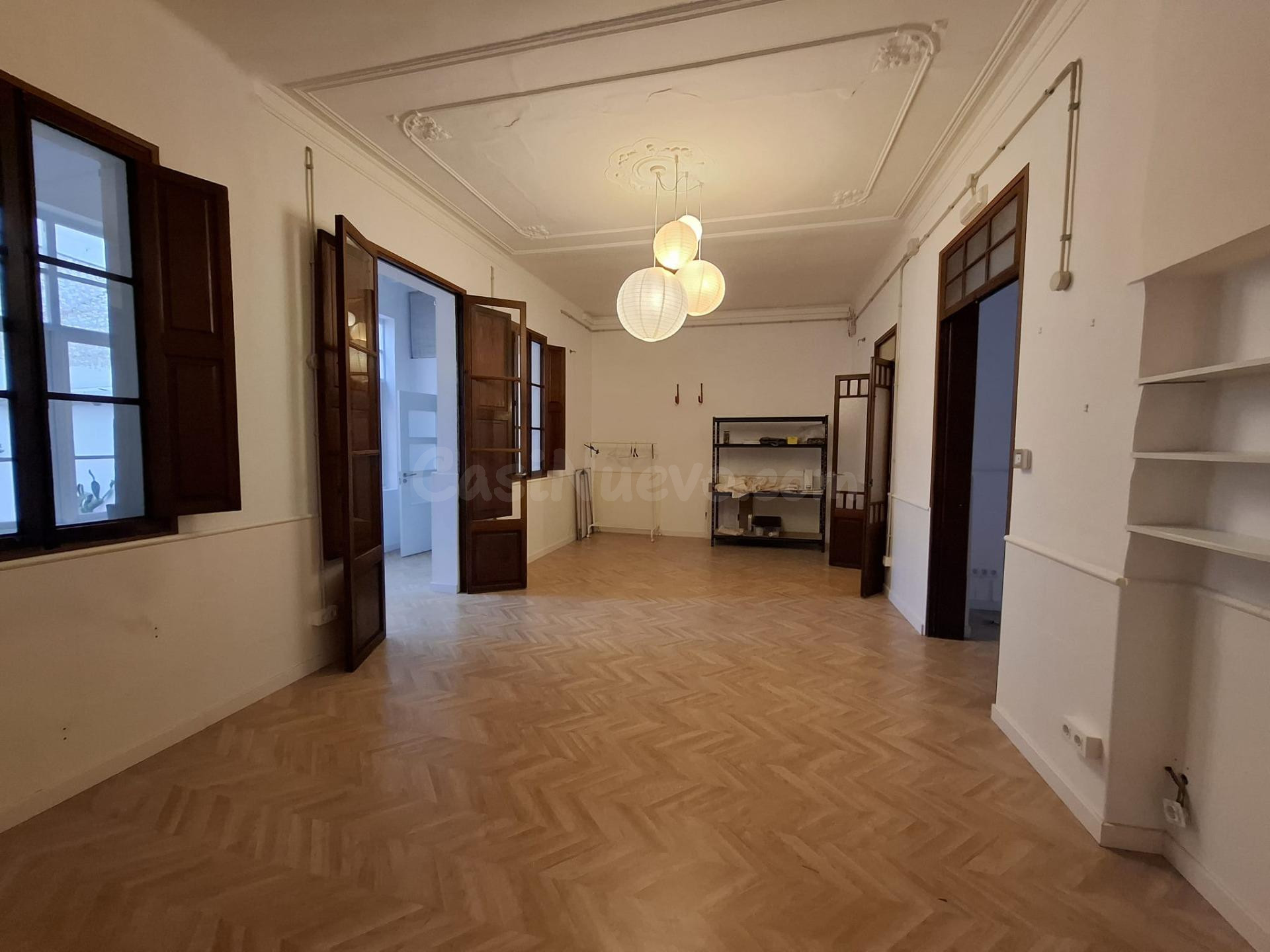 Local céntrico con patio privado.