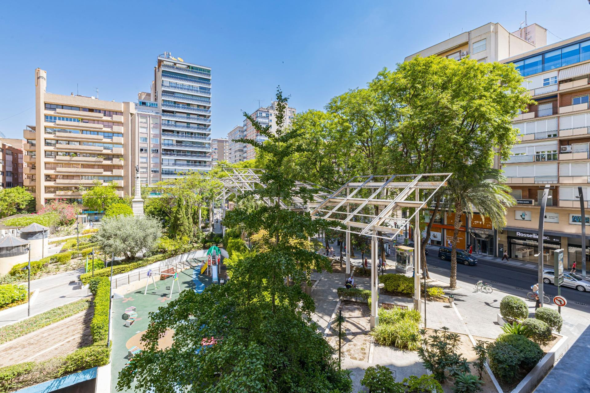 Amplio piso en venta junto a Gran Vía, Plaza Santa Isabel.