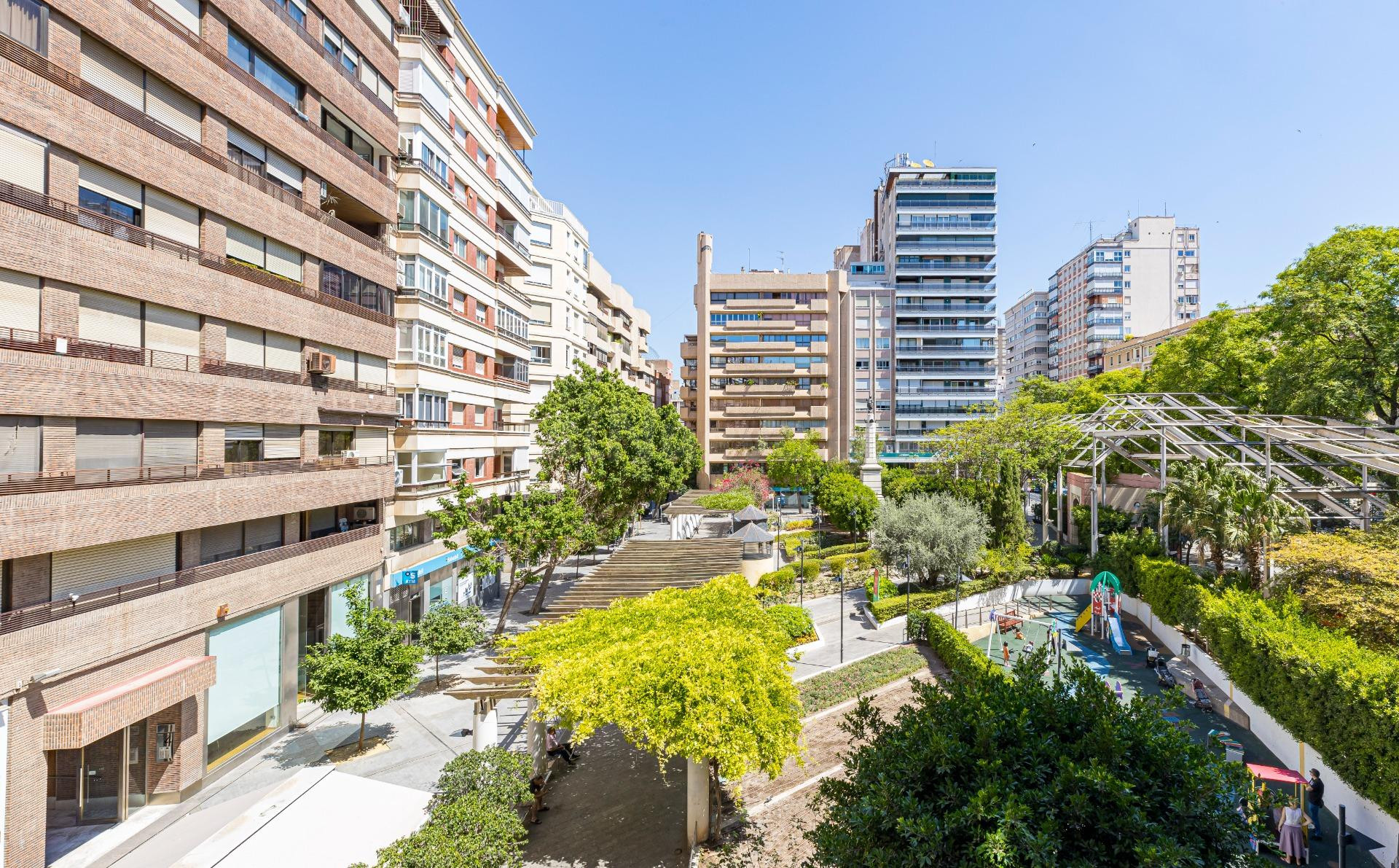 Amplio piso en venta junto a Gran Vía, Plaza Santa Isabel. - foto 2