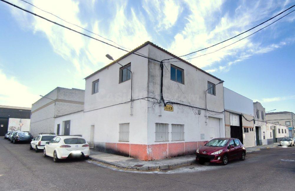 Se vende agrupación de Naves en la Barriada de Llera