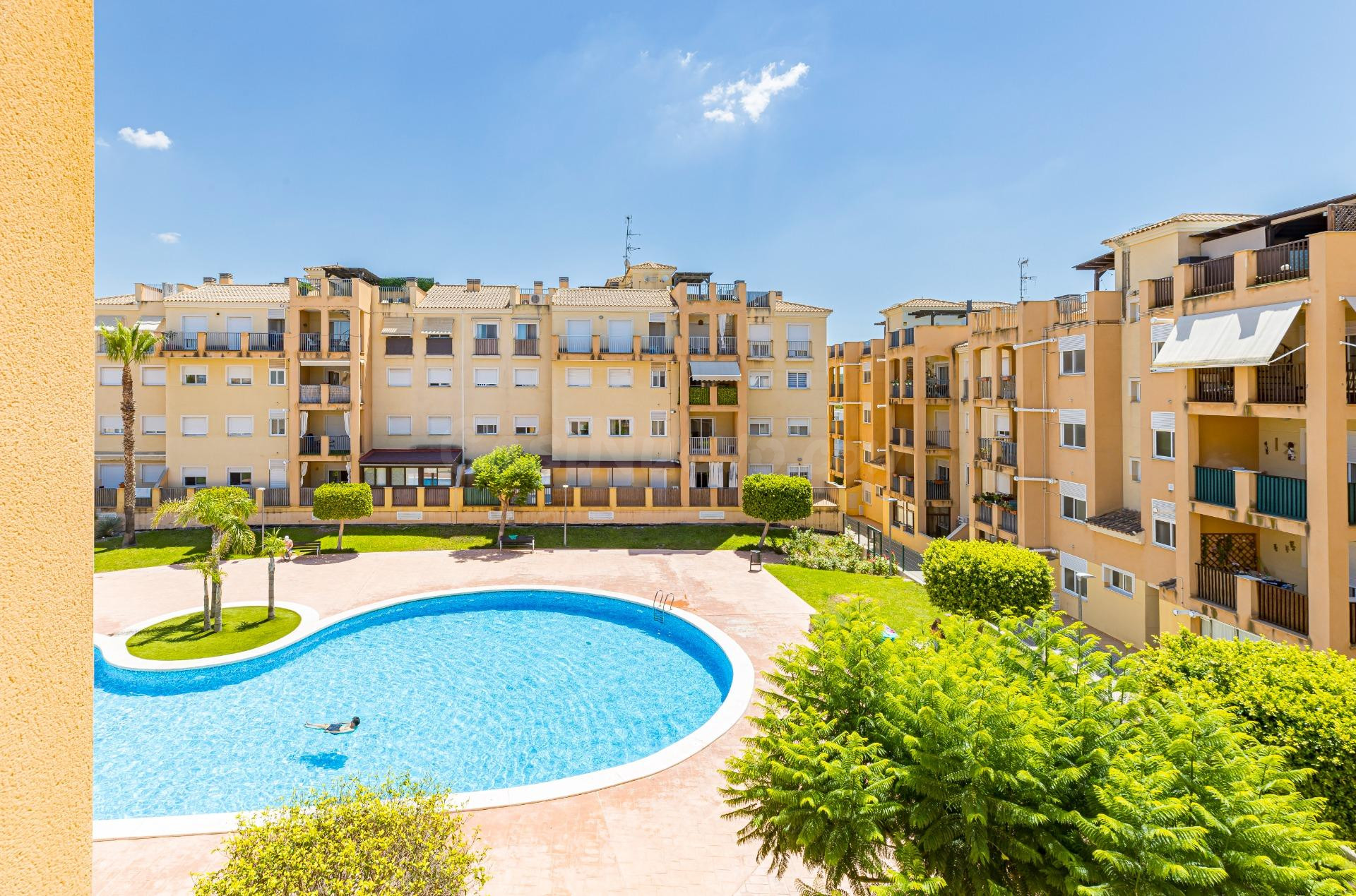Piso de 2 dormitorios con terraza, piscina comunitaria y gar